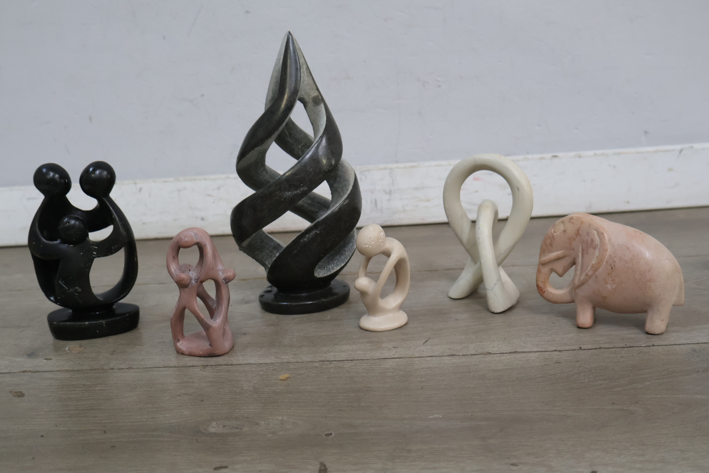 Set van 6 Diverse Stenen Beelden – foto 4 – kavel bij GSD Auctions, Zoeterwoude
