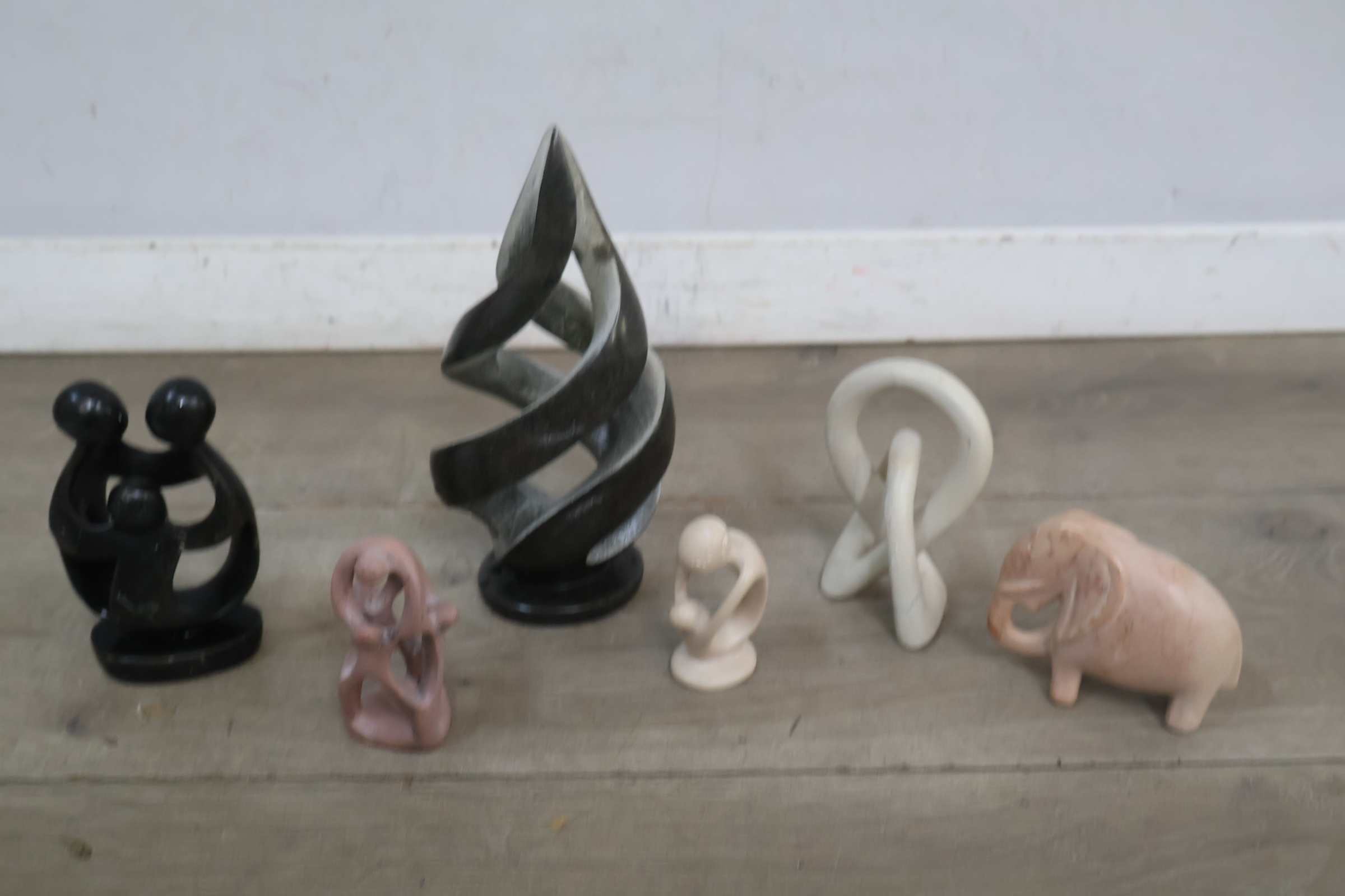 Set van 6 Diverse Stenen Beelden – foto 5 – kavel bij GSD Auctions, Zoeterwoude