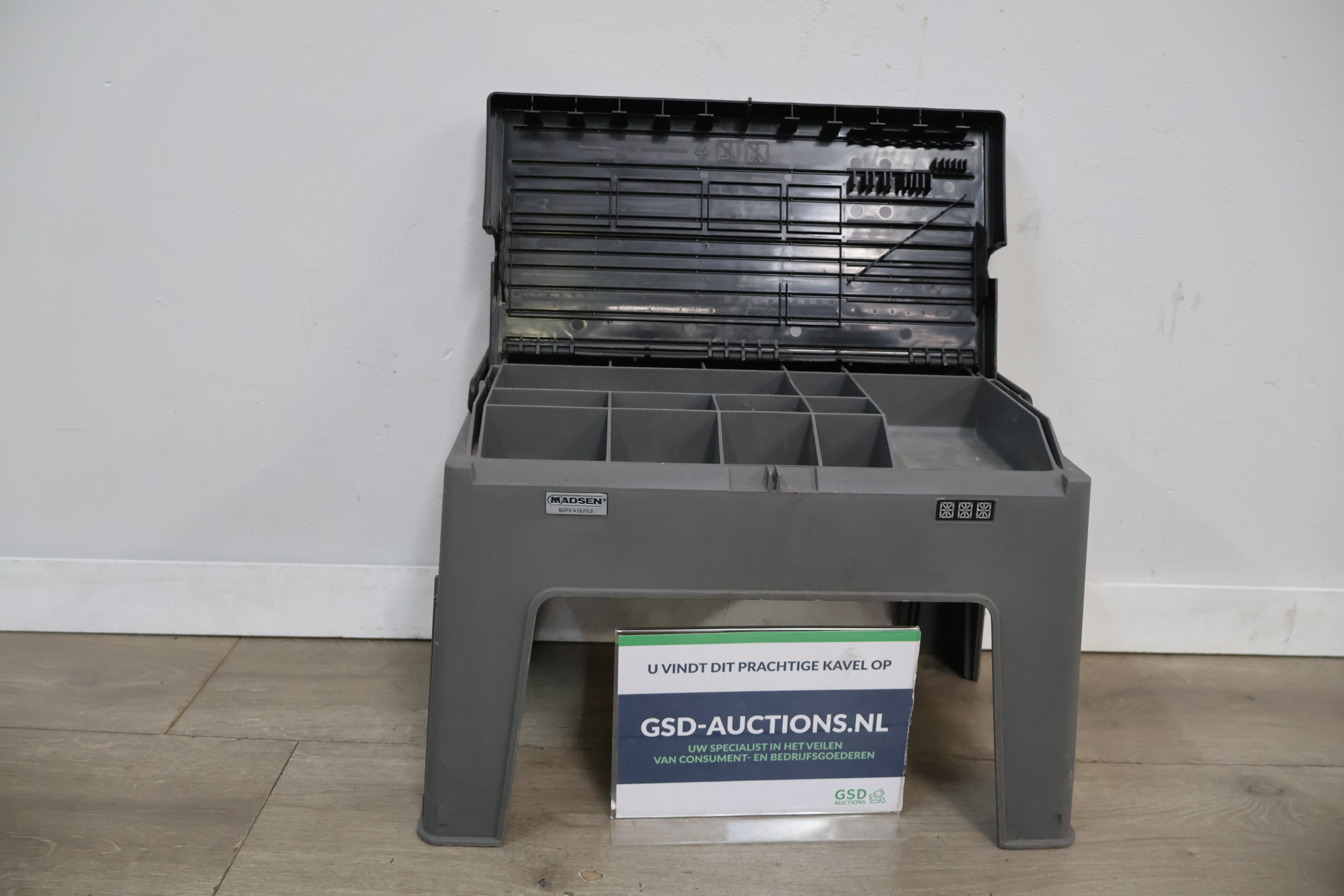 Madsen kunststof gereedschapskist met zitgedeelte – foto 2 – kavel bij GSD Auctions, Zoeterwoude