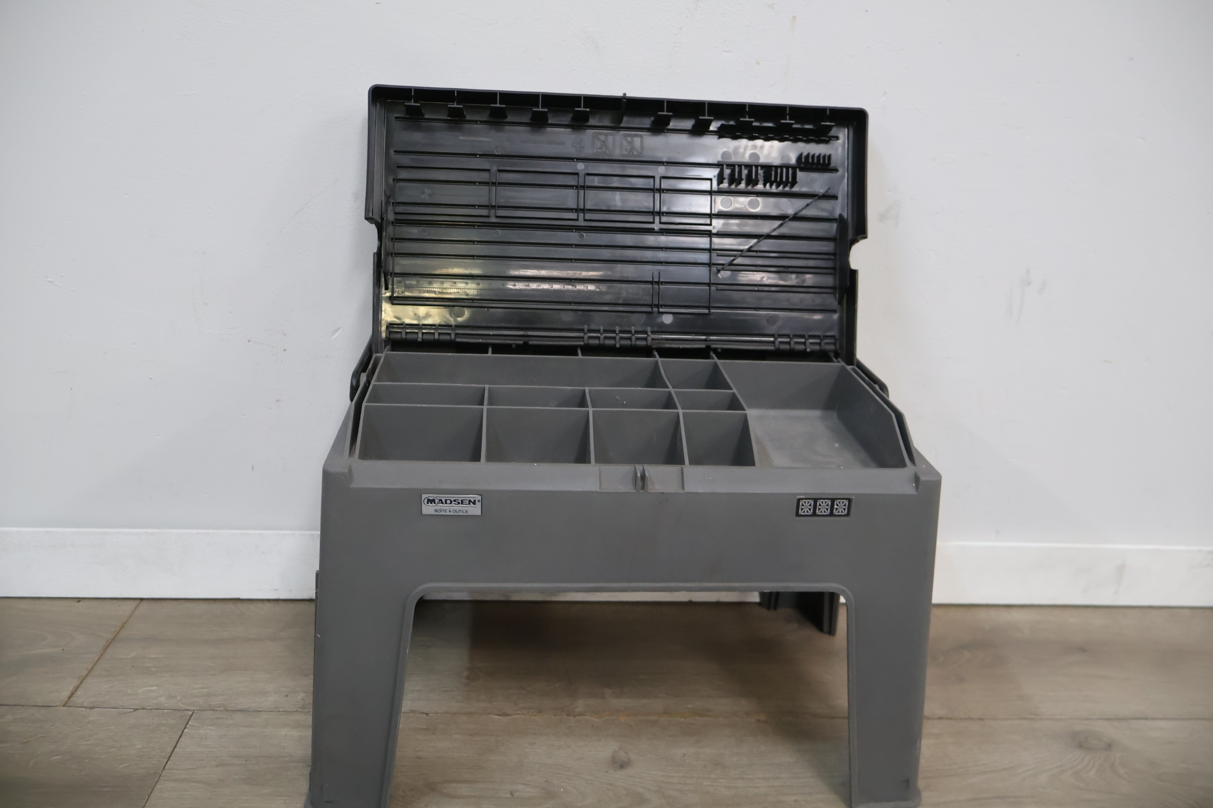 Madsen kunststof gereedschapskist met zitgedeelte – foto 3 – kavel bij GSD Auctions, Zoeterwoude