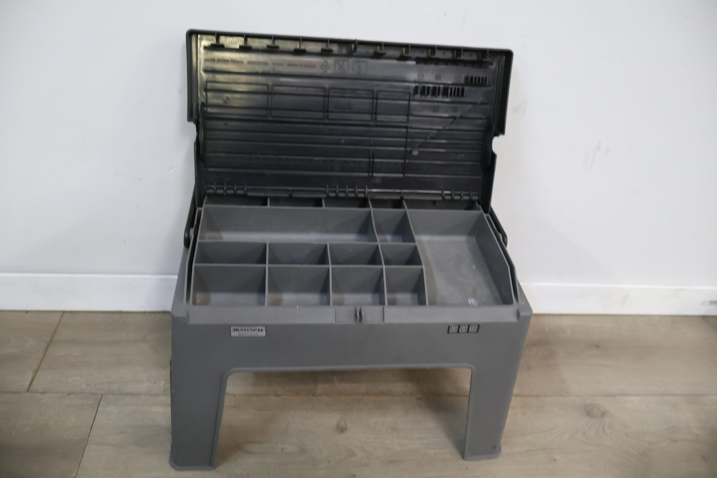 Madsen kunststof gereedschapskist met zitgedeelte – foto 4 – kavel bij GSD Auctions, Zoeterwoude