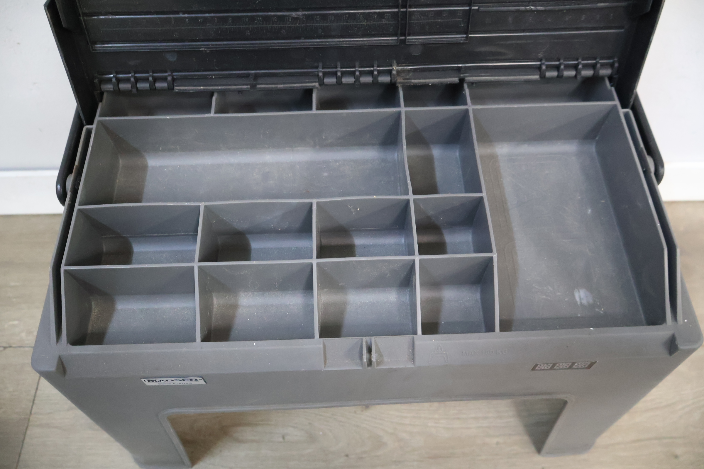 Madsen kunststof gereedschapskist met zitgedeelte – foto 5 – kavel bij GSD Auctions, Zoeterwoude