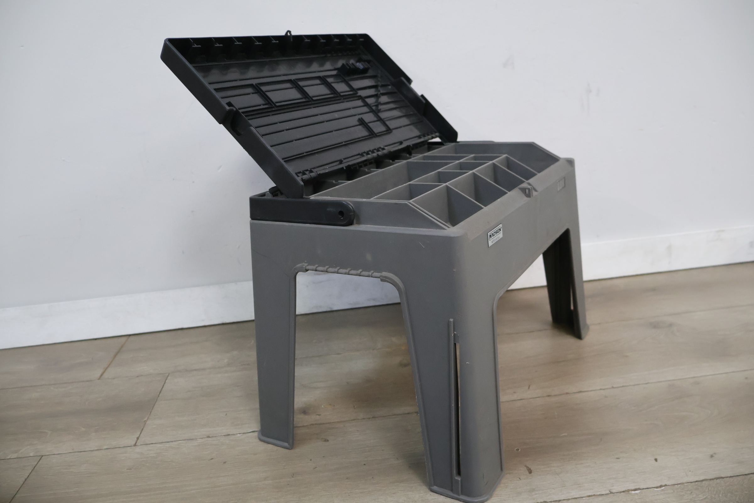 Madsen kunststof gereedschapskist met zitgedeelte – foto 6 – kavel bij GSD Auctions, Zoeterwoude