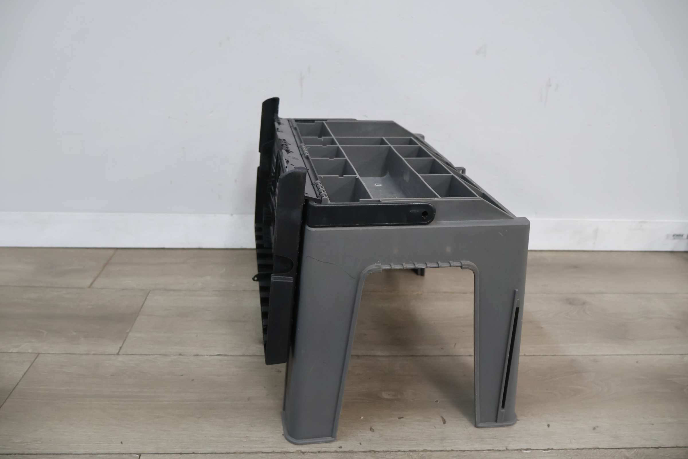 Madsen kunststof gereedschapskist met zitgedeelte – foto 7 – kavel bij GSD Auctions, Zoeterwoude
