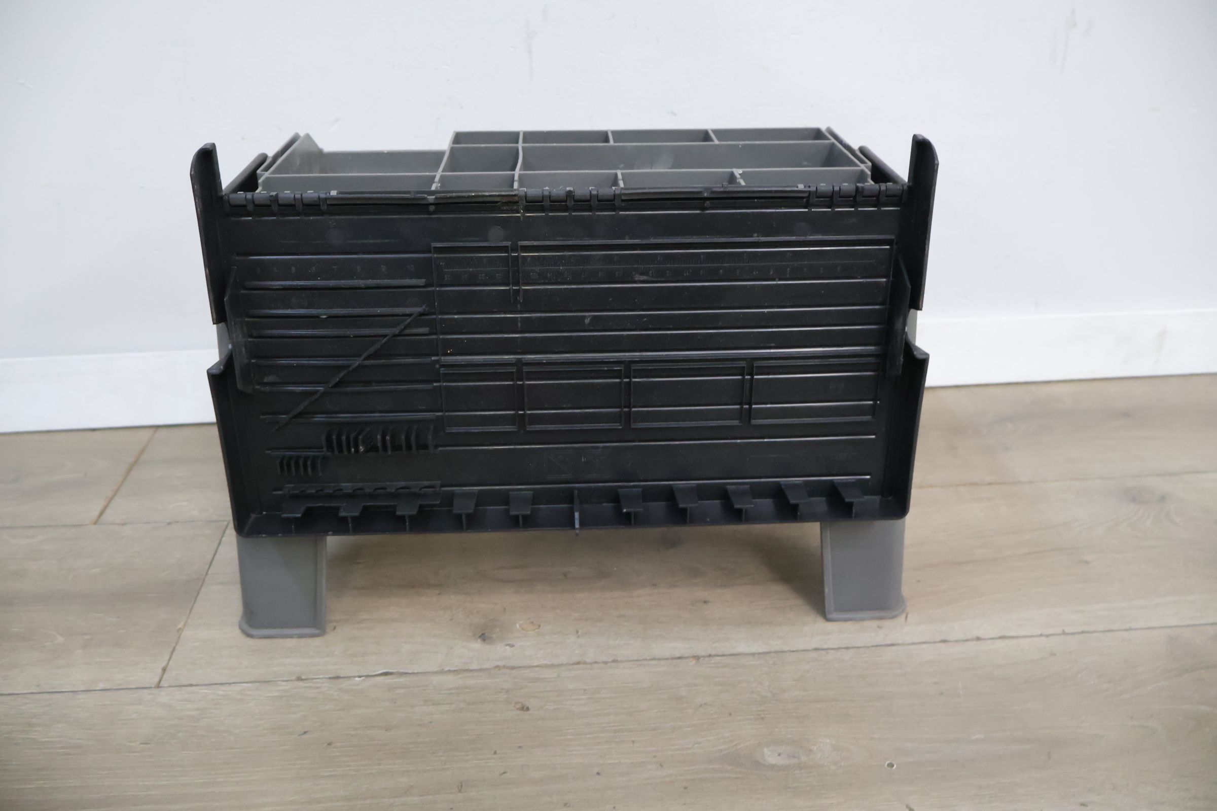 Madsen kunststof gereedschapskist met zitgedeelte – foto 8 – kavel bij GSD Auctions, Zoeterwoude