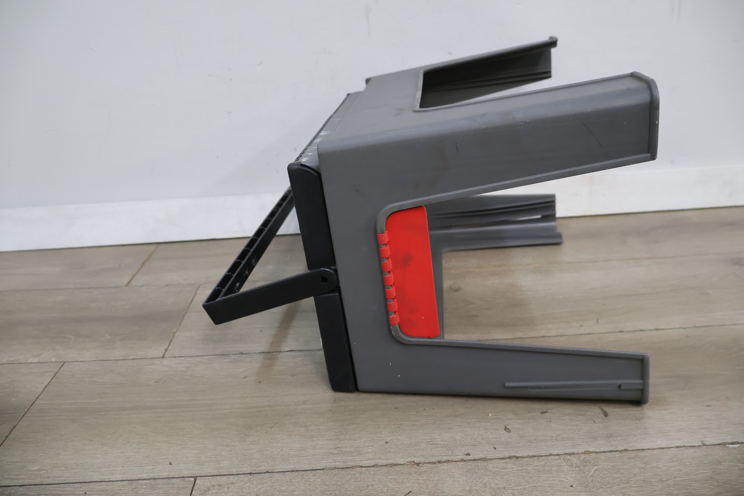 Madsen kunststof gereedschapskist met zitgedeelte – foto 11 – kavel bij GSD Auctions, Zoeterwoude