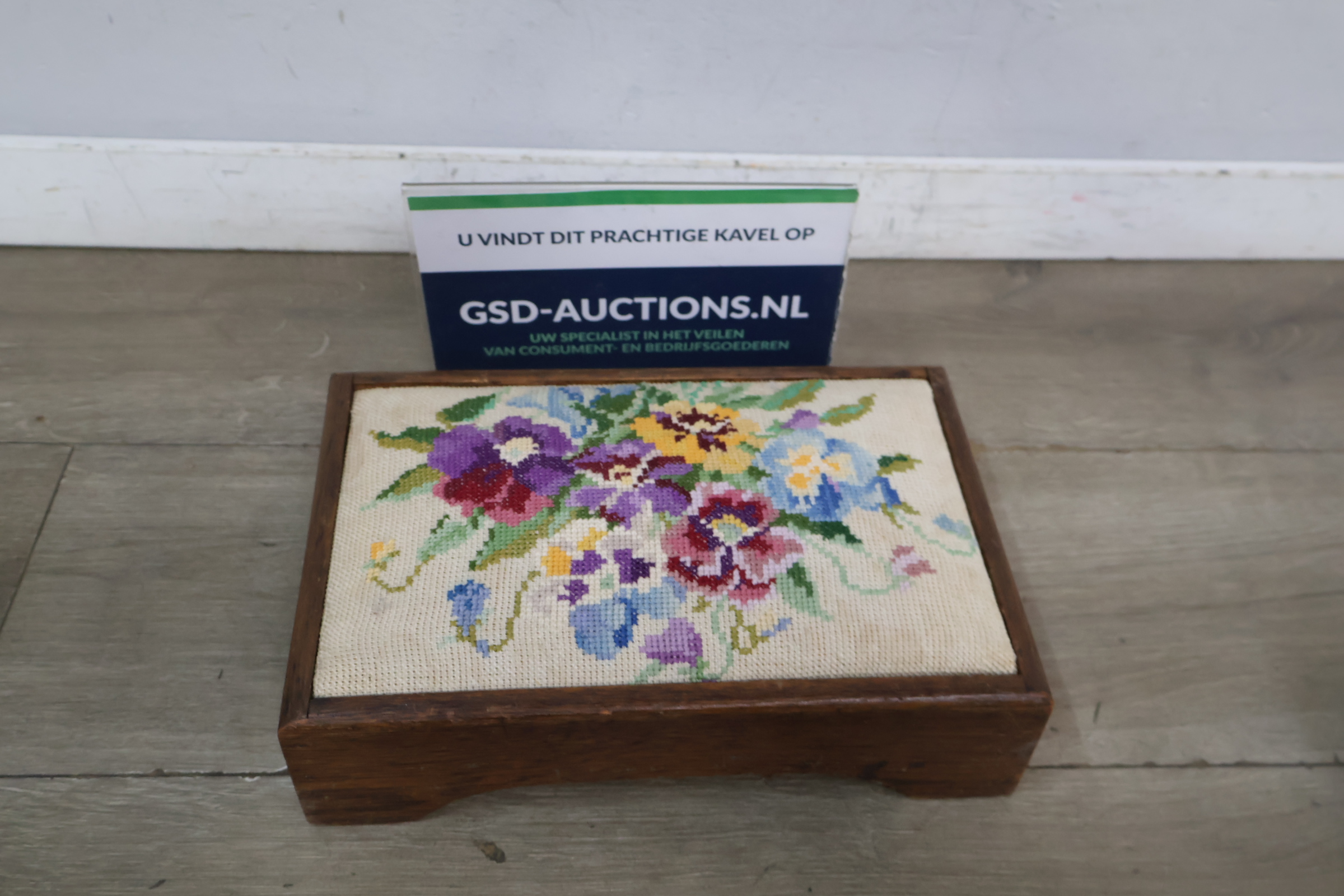 Vintage hout geborduurde voetenbank met bloemenmotief – foto 2 – kavel bij GSD Auctions, Zoeterwoude