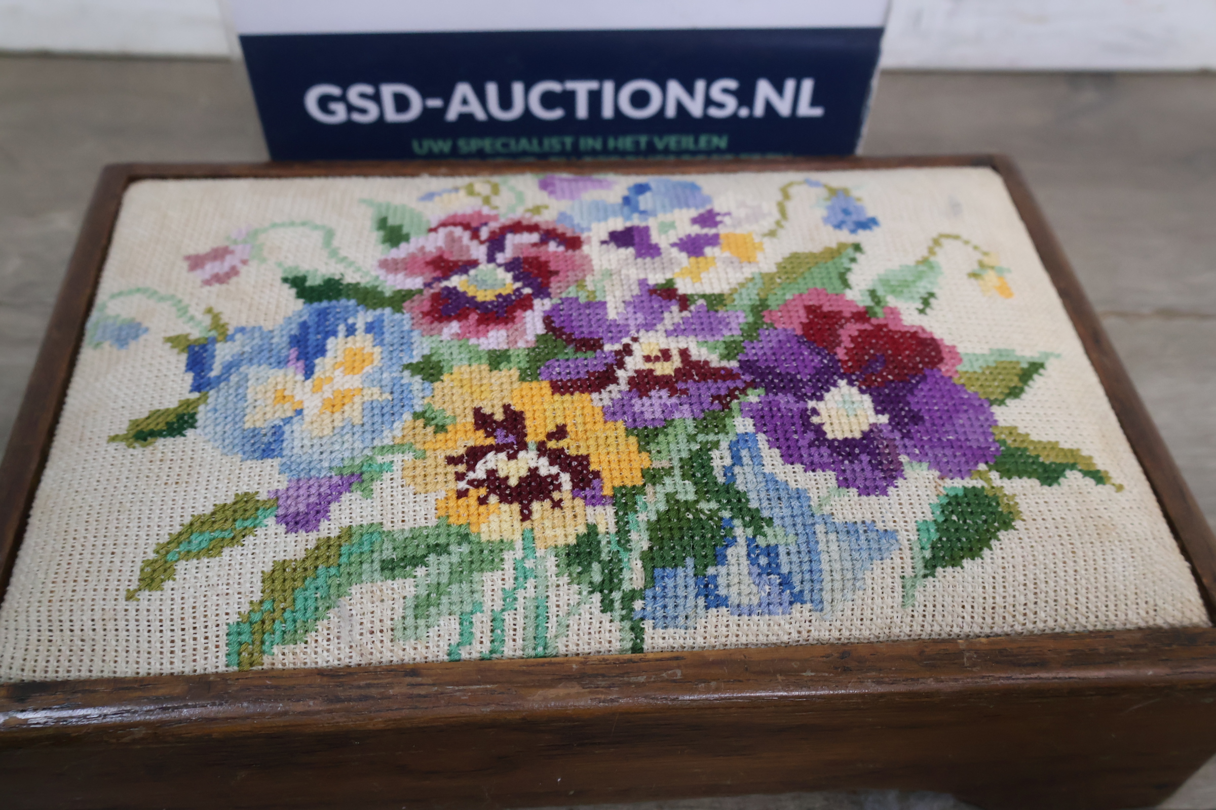 Vintage hout geborduurde voetenbank met bloemenmotief – foto 3 – kavel bij GSD Auctions, Zoeterwoude