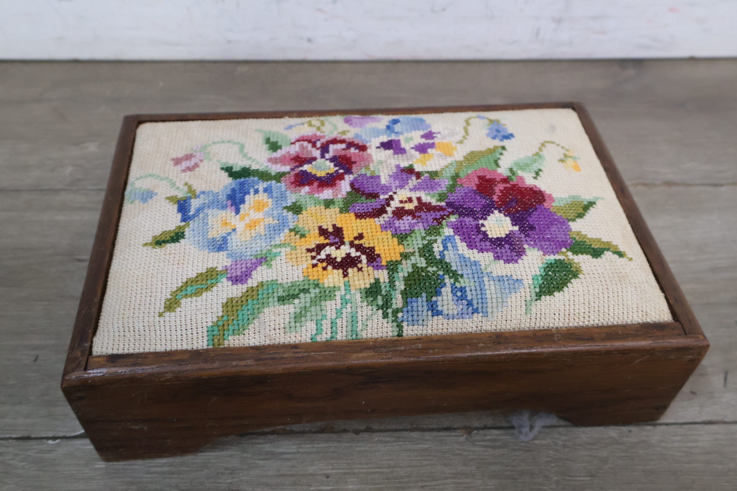 Vintage hout geborduurde voetenbank met bloemenmotief – foto 4 – kavel bij GSD Auctions, Zoeterwoude
