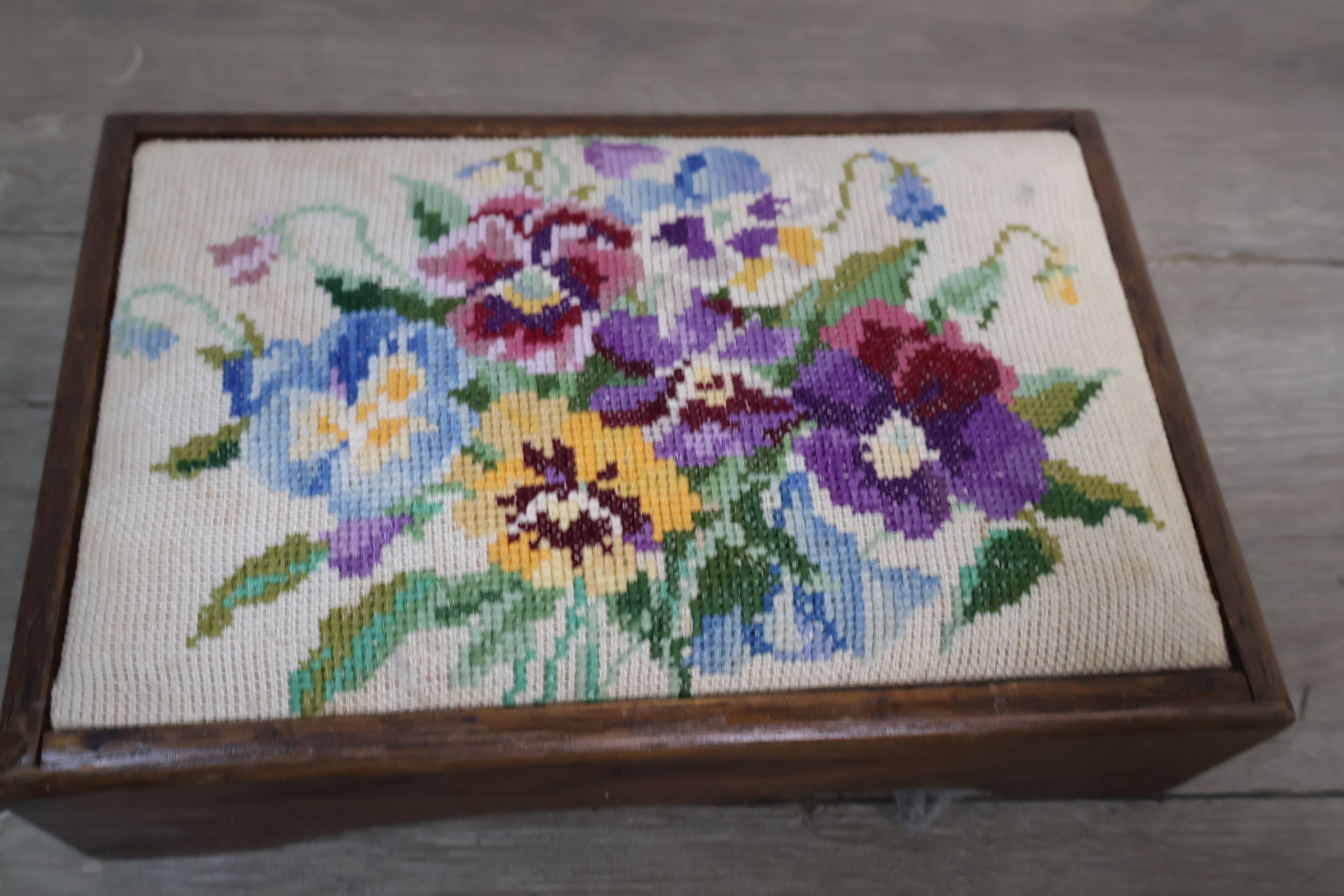 Vintage hout geborduurde voetenbank met bloemenmotief – foto 5 – kavel bij GSD Auctions, Zoeterwoude