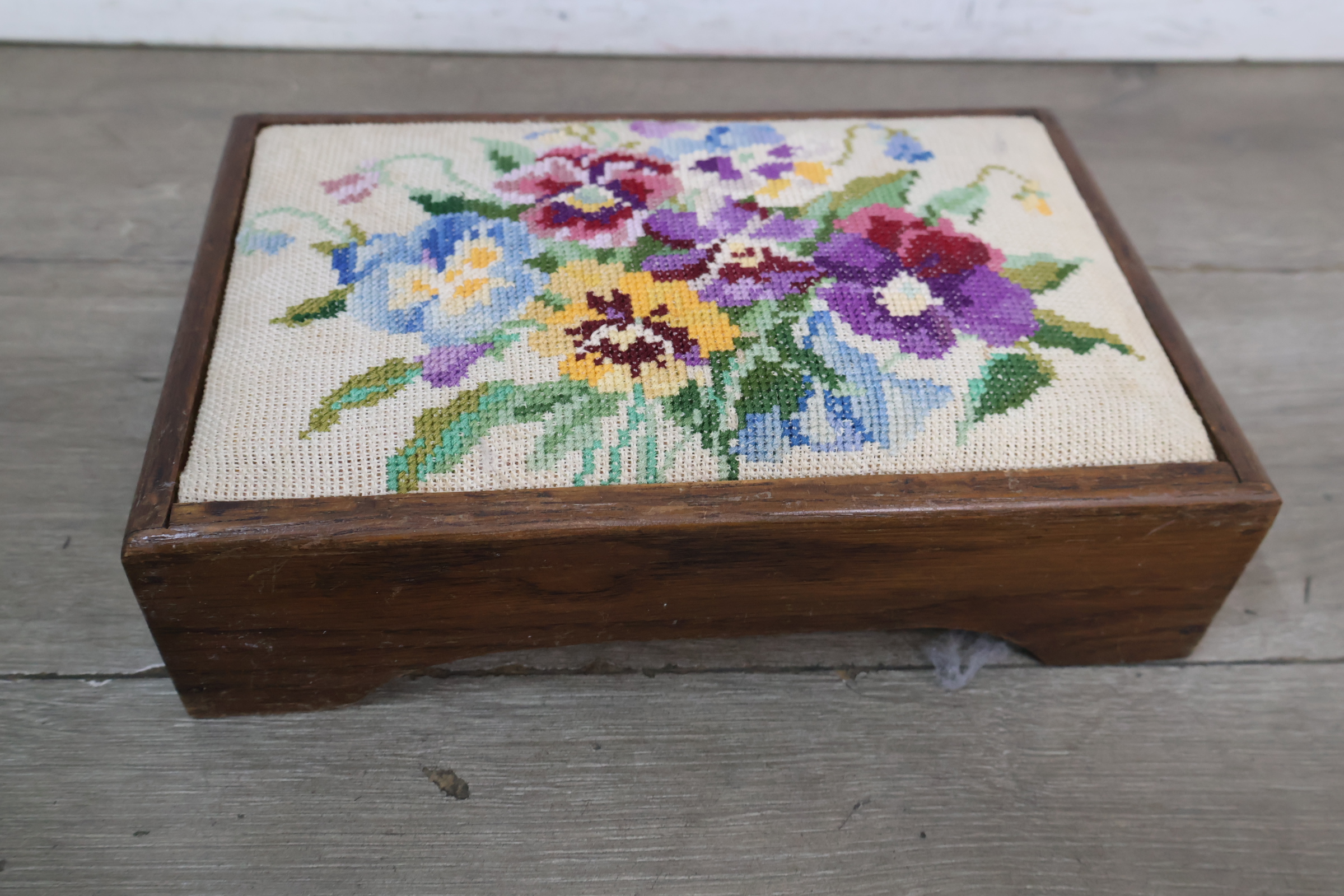 Vintage hout geborduurde voetenbank met bloemenmotief – foto 6 – kavel bij GSD Auctions, Zoeterwoude