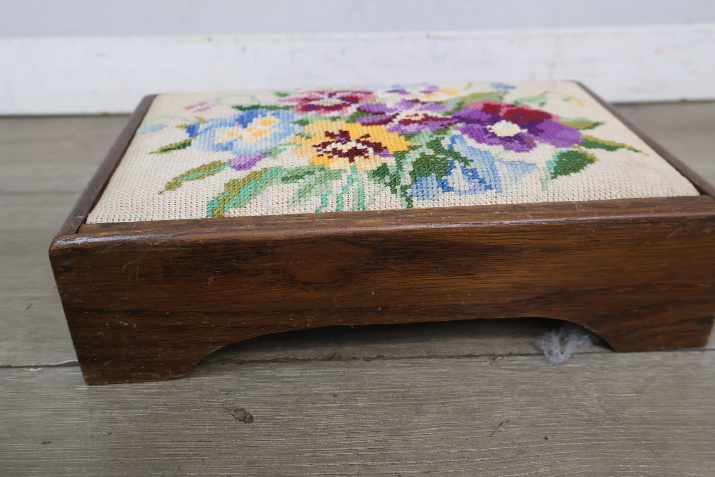 Vintage hout geborduurde voetenbank met bloemenmotief – foto 7 – kavel bij GSD Auctions, Zoeterwoude