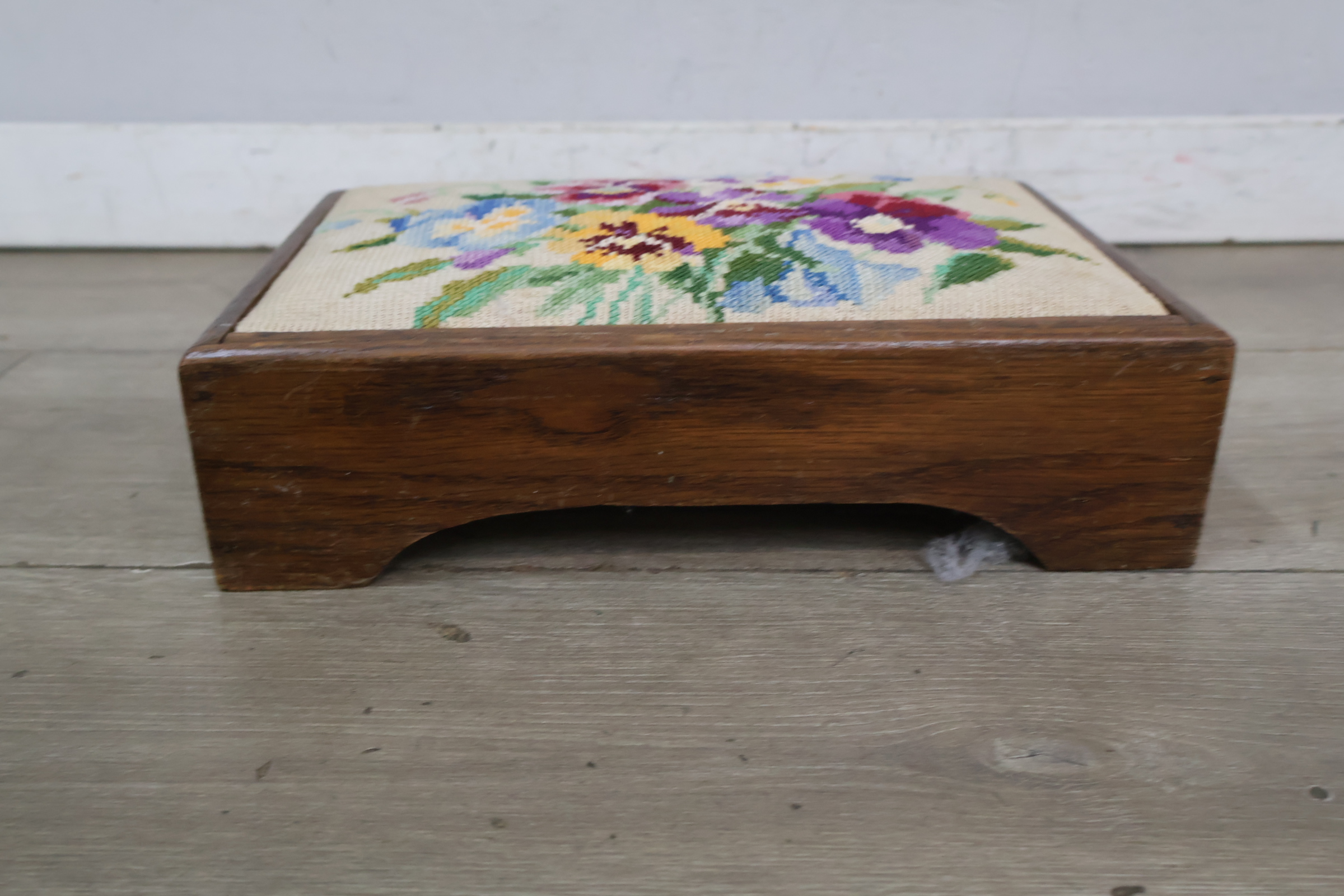 Vintage hout geborduurde voetenbank met bloemenmotief – foto 8 – kavel bij GSD Auctions, Zoeterwoude