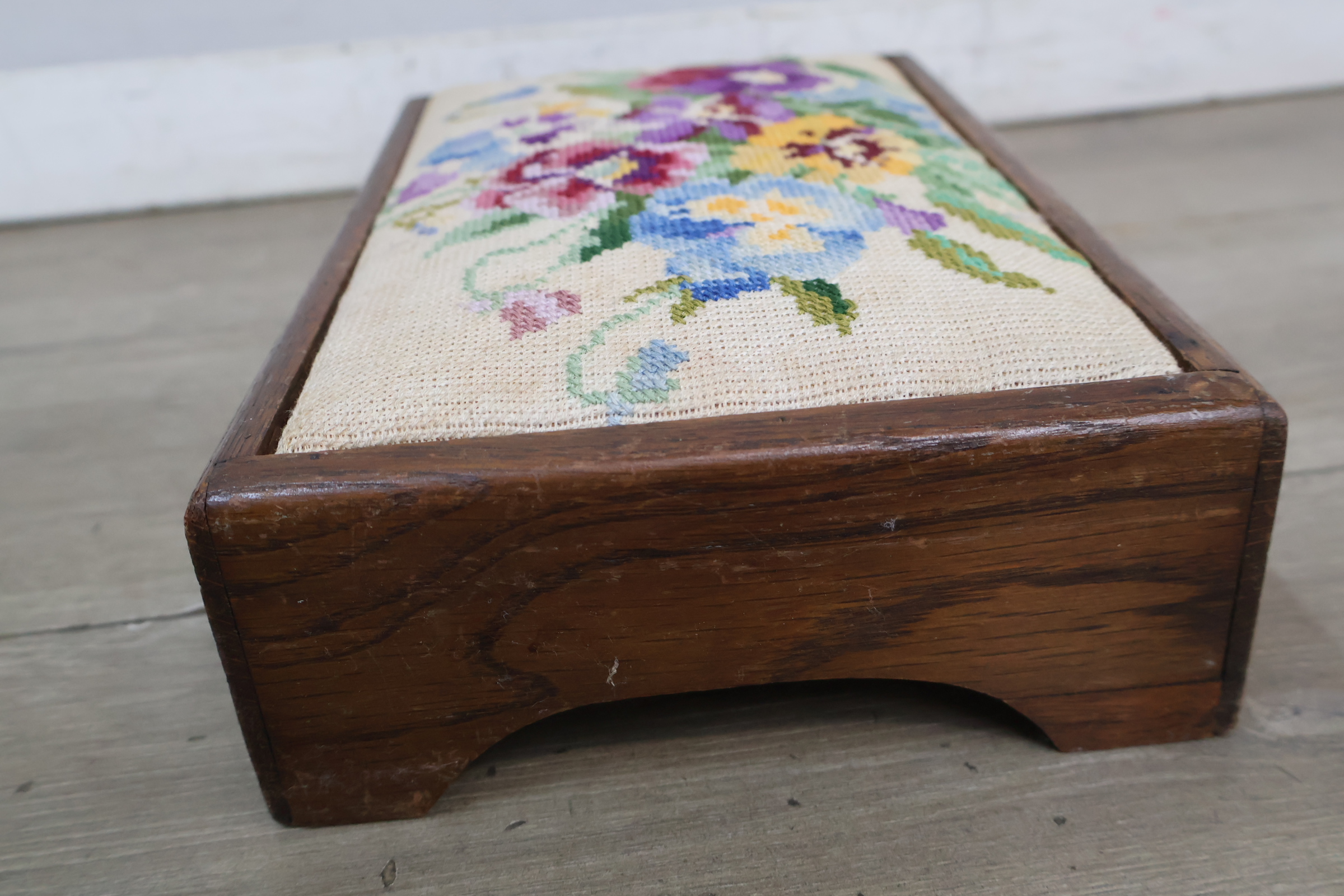 Vintage hout geborduurde voetenbank met bloemenmotief – foto 9 – kavel bij GSD Auctions, Zoeterwoude