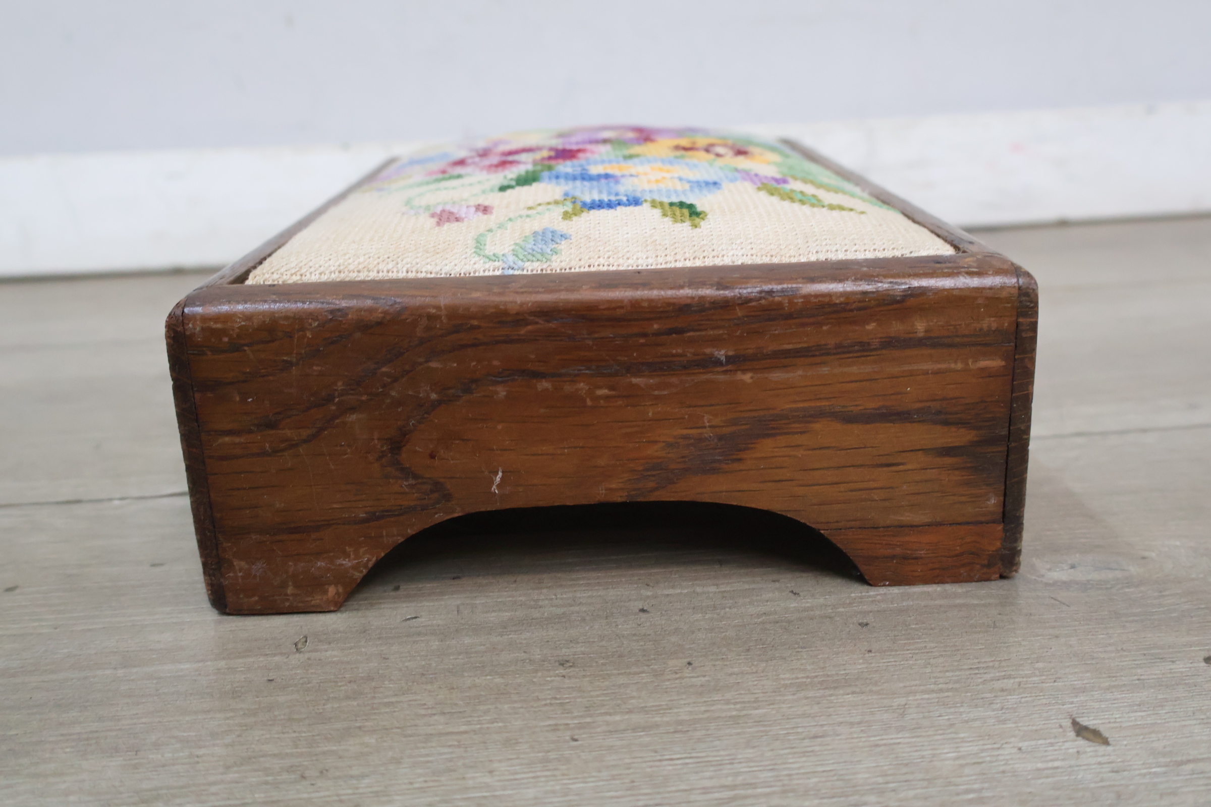 Vintage hout geborduurde voetenbank met bloemenmotief – foto 10 – kavel bij GSD Auctions, Zoeterwoude