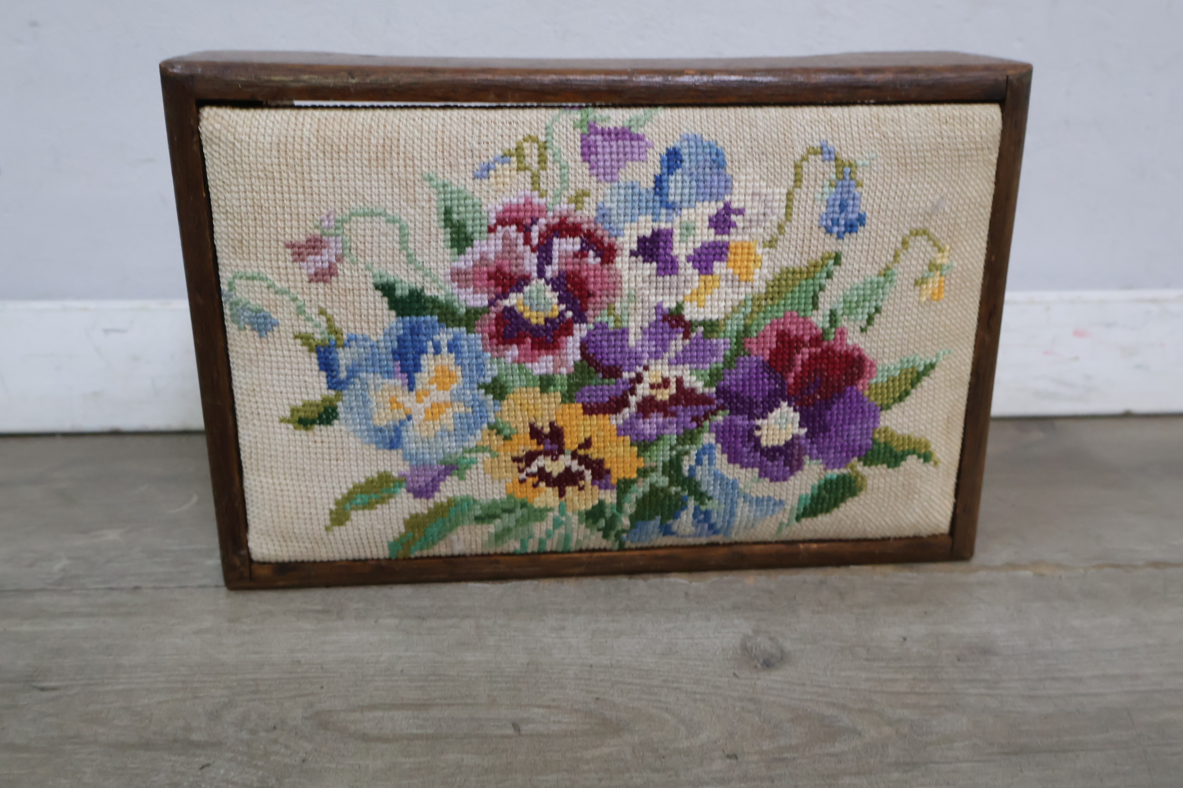 Vintage hout geborduurde voetenbank met bloemenmotief – foto 11 – kavel bij GSD Auctions, Zoeterwoude