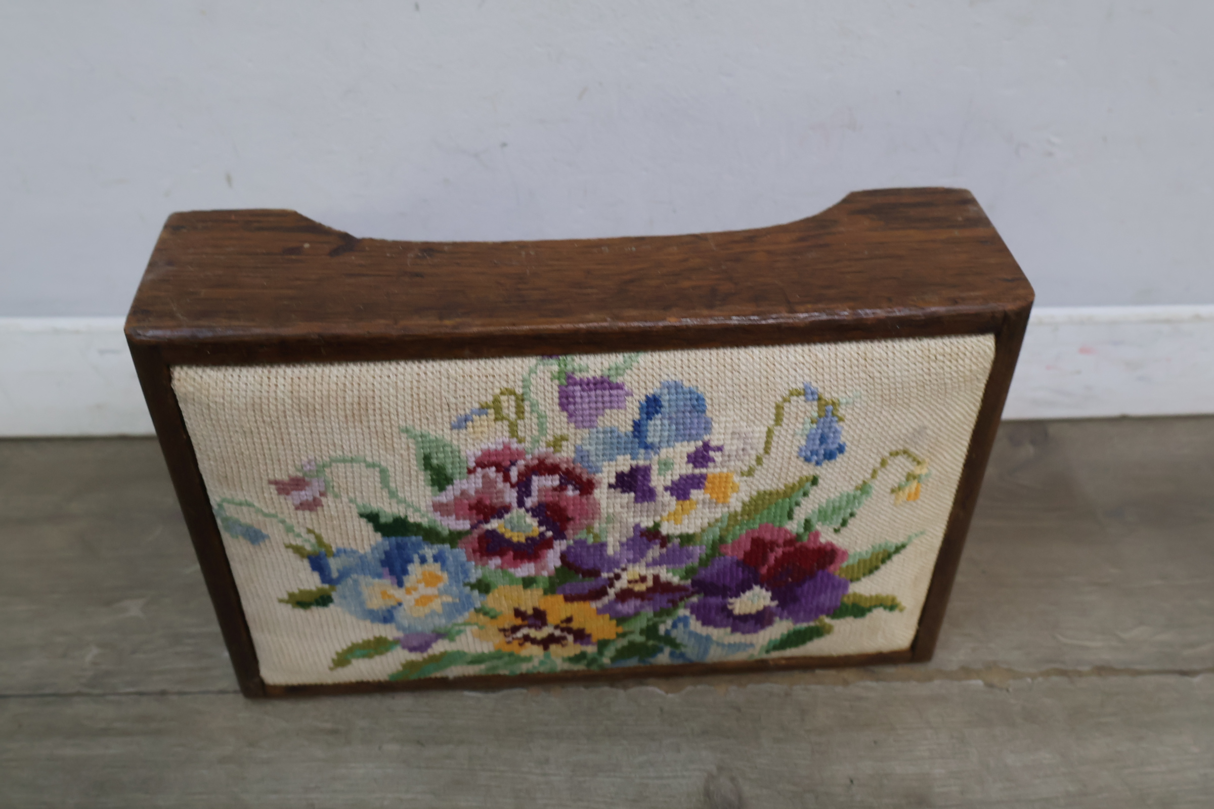 Vintage hout geborduurde voetenbank met bloemenmotief – foto 12 – kavel bij GSD Auctions, Zoeterwoude