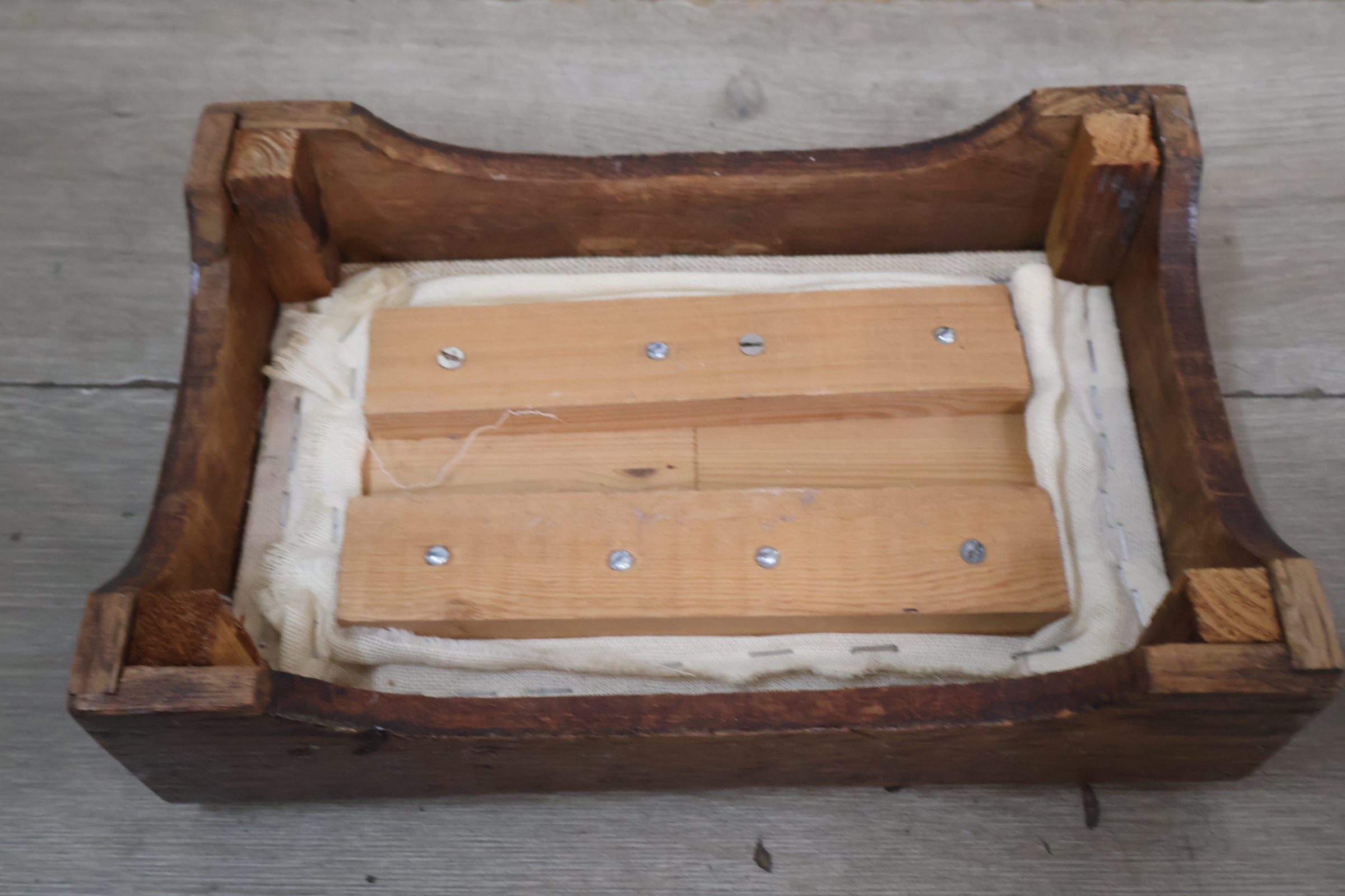 Vintage hout geborduurde voetenbank met bloemenmotief – foto 13 – kavel bij GSD Auctions, Zoeterwoude
