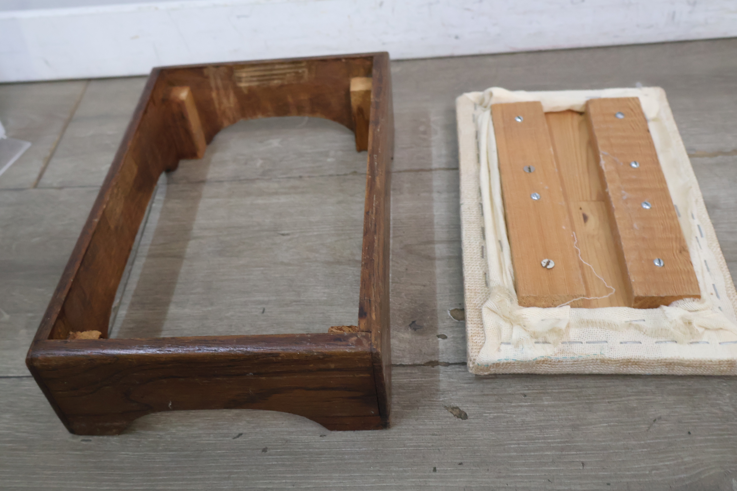 Vintage hout geborduurde voetenbank met bloemenmotief – foto 14 – kavel bij GSD Auctions, Zoeterwoude