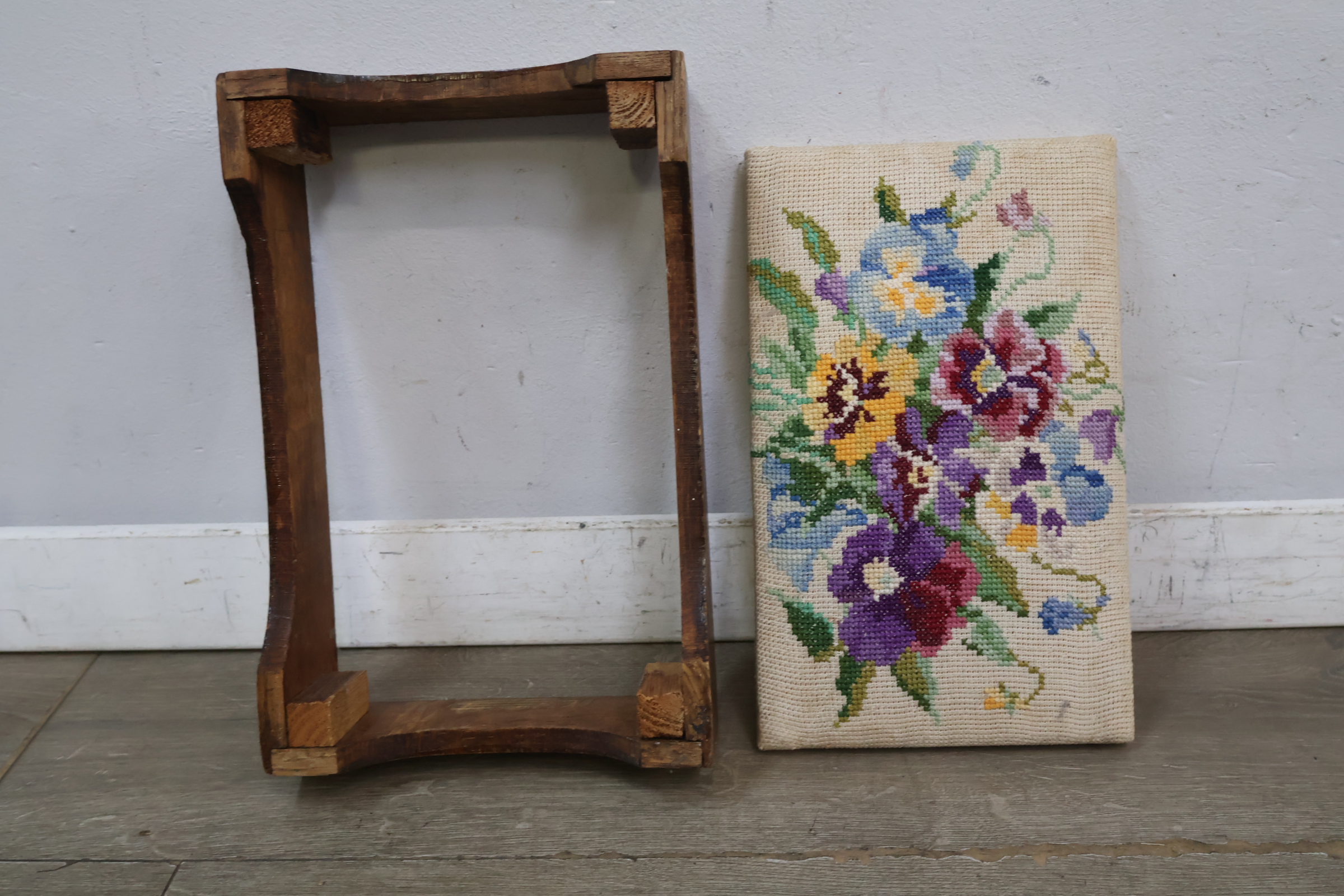 Vintage hout geborduurde voetenbank met bloemenmotief – foto 15 – kavel bij GSD Auctions, Zoeterwoude