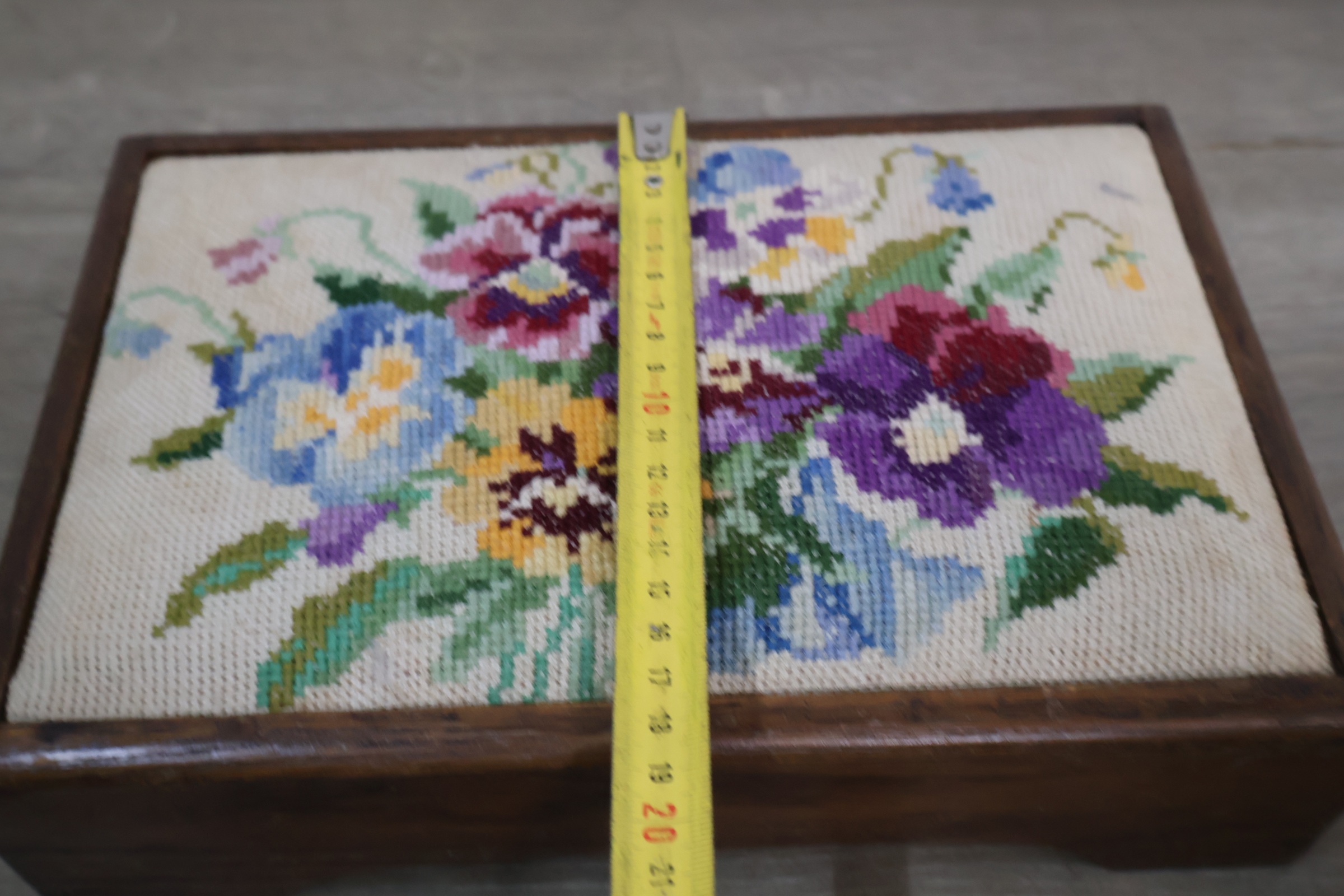 Vintage hout geborduurde voetenbank met bloemenmotief – foto 16 – kavel bij GSD Auctions, Zoeterwoude