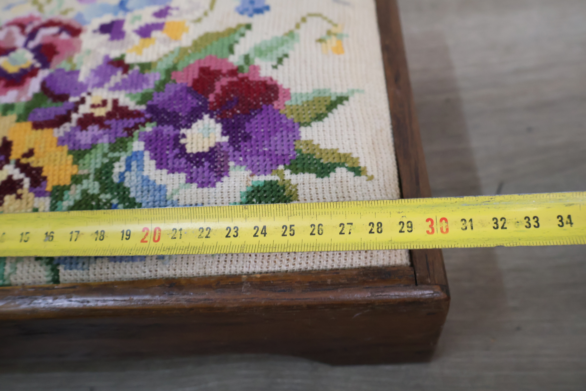 Vintage hout geborduurde voetenbank met bloemenmotief – foto 17 – kavel bij GSD Auctions, Zoeterwoude