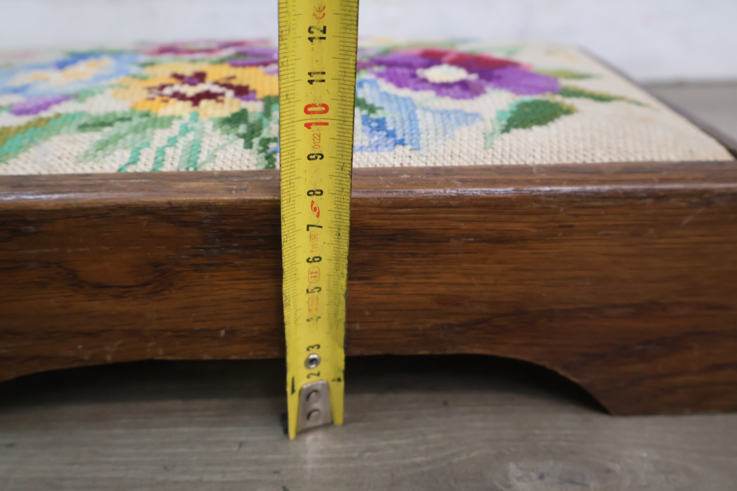 Vintage hout geborduurde voetenbank met bloemenmotief – foto 18 – kavel bij GSD Auctions, Zoeterwoude