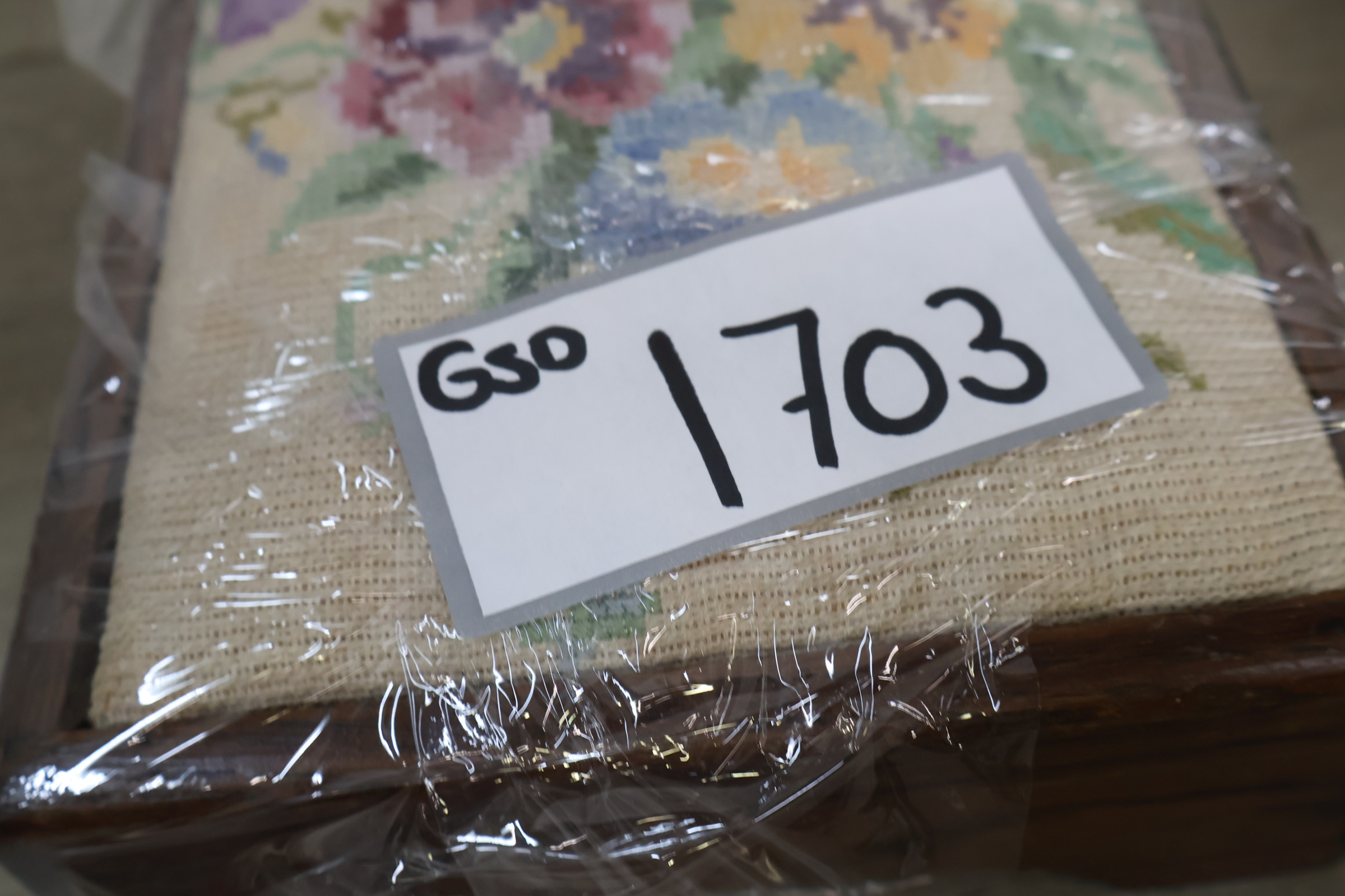 Vintage hout geborduurde voetenbank met bloemenmotief – foto 19 – kavel bij GSD Auctions, Zoeterwoude