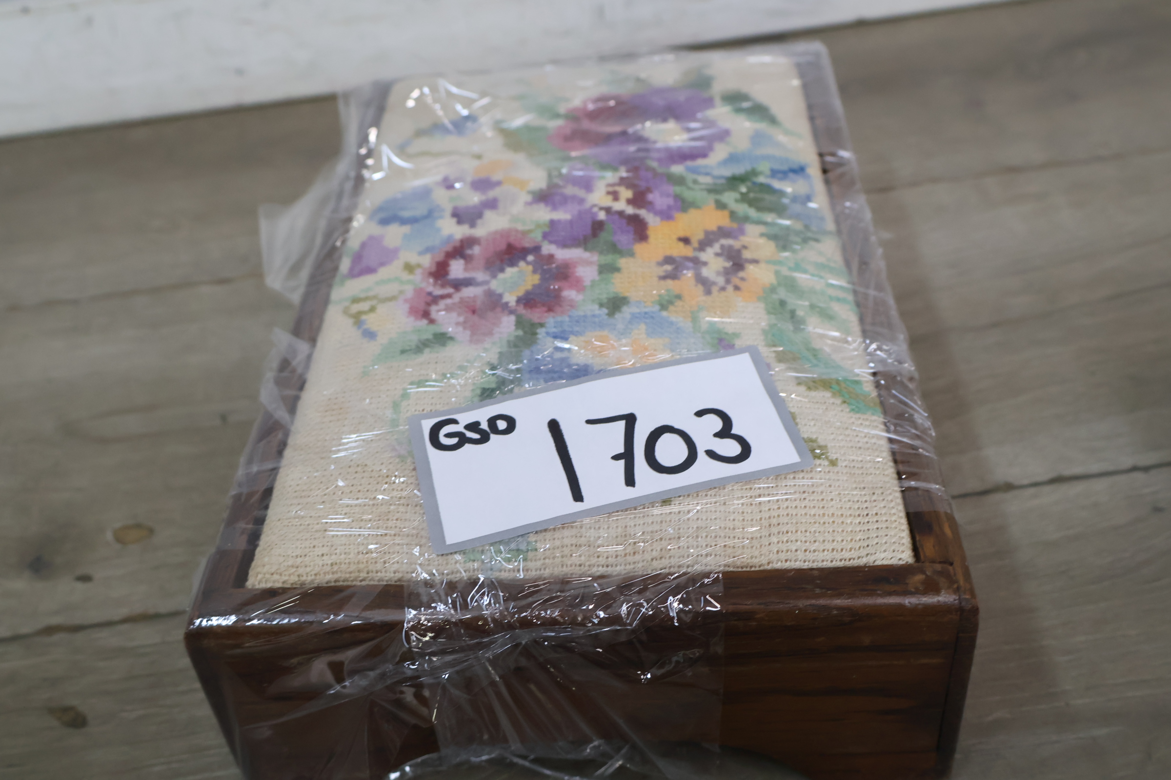 Vintage hout geborduurde voetenbank met bloemenmotief – foto 20 – kavel bij GSD Auctions, Zoeterwoude
