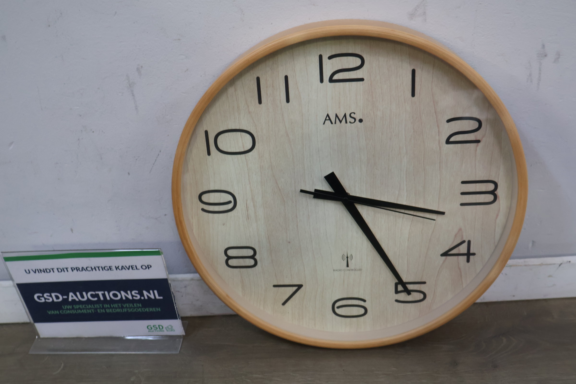 AMS radiogestuurde wandklok hout decor – foto 2 – kavel bij GSD Auctions, Zoeterwoude