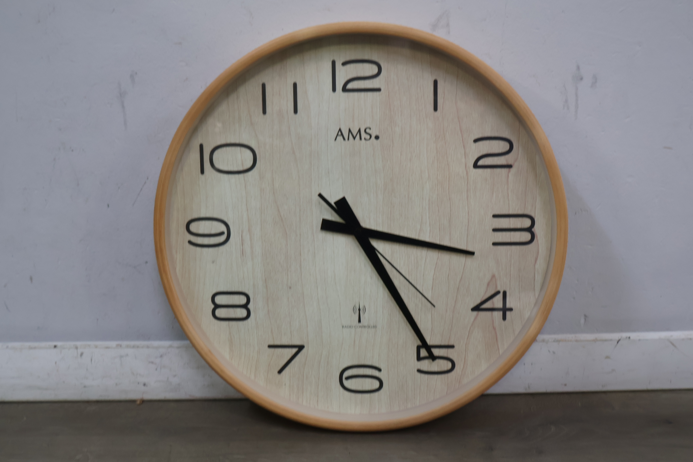 AMS radiogestuurde wandklok hout decor – foto 3 – kavel bij GSD Auctions, Zoeterwoude