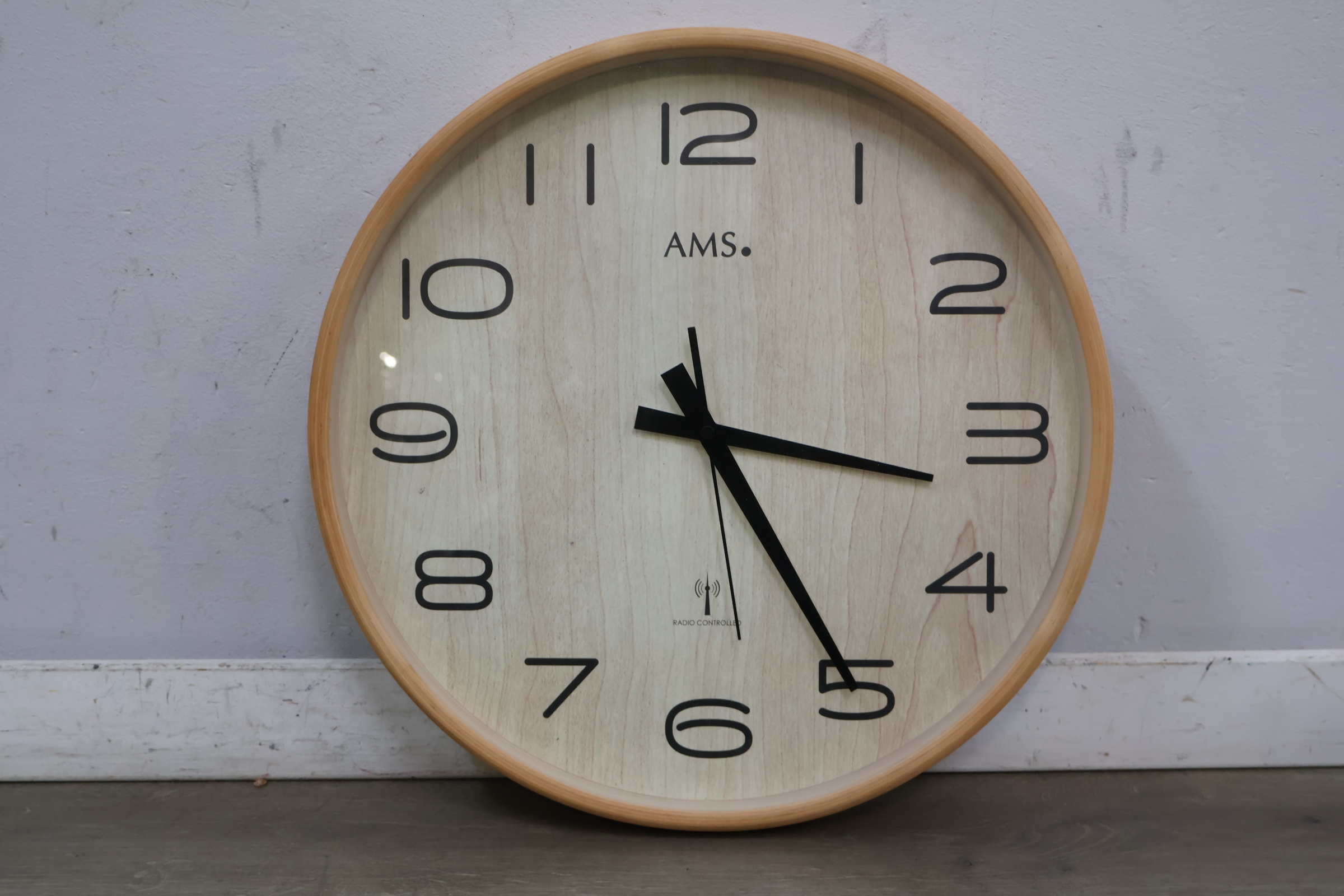 AMS radiogestuurde wandklok hout decor – foto 4 – kavel bij GSD Auctions, Zoeterwoude