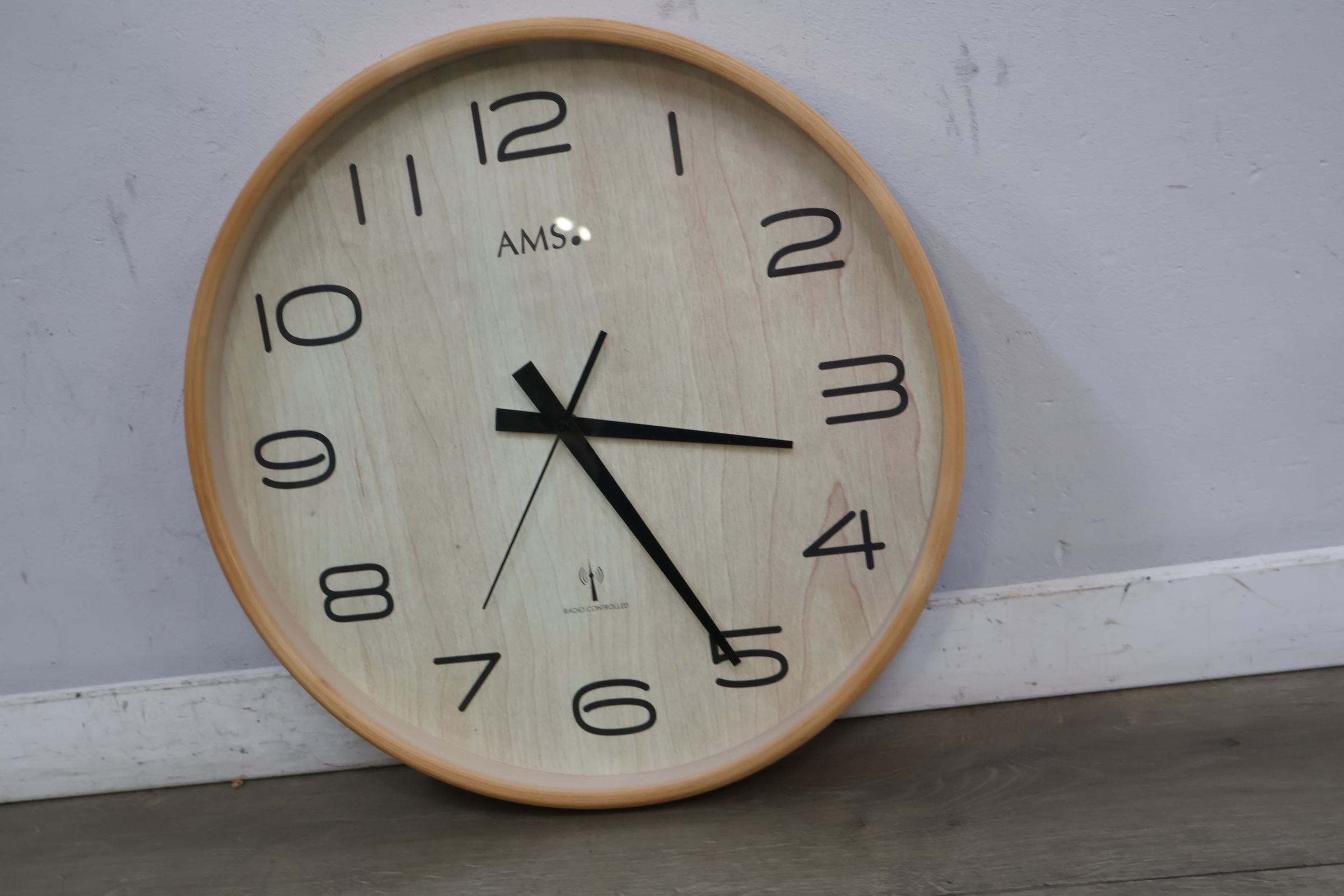 AMS radiogestuurde wandklok hout decor – foto 5 – kavel bij GSD Auctions, Zoeterwoude
