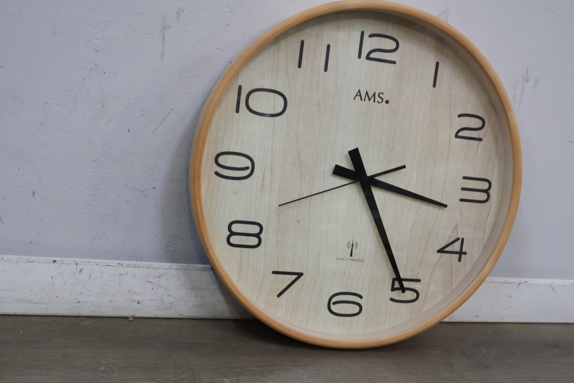 AMS radiogestuurde wandklok hout decor – foto 6 – kavel bij GSD Auctions, Zoeterwoude