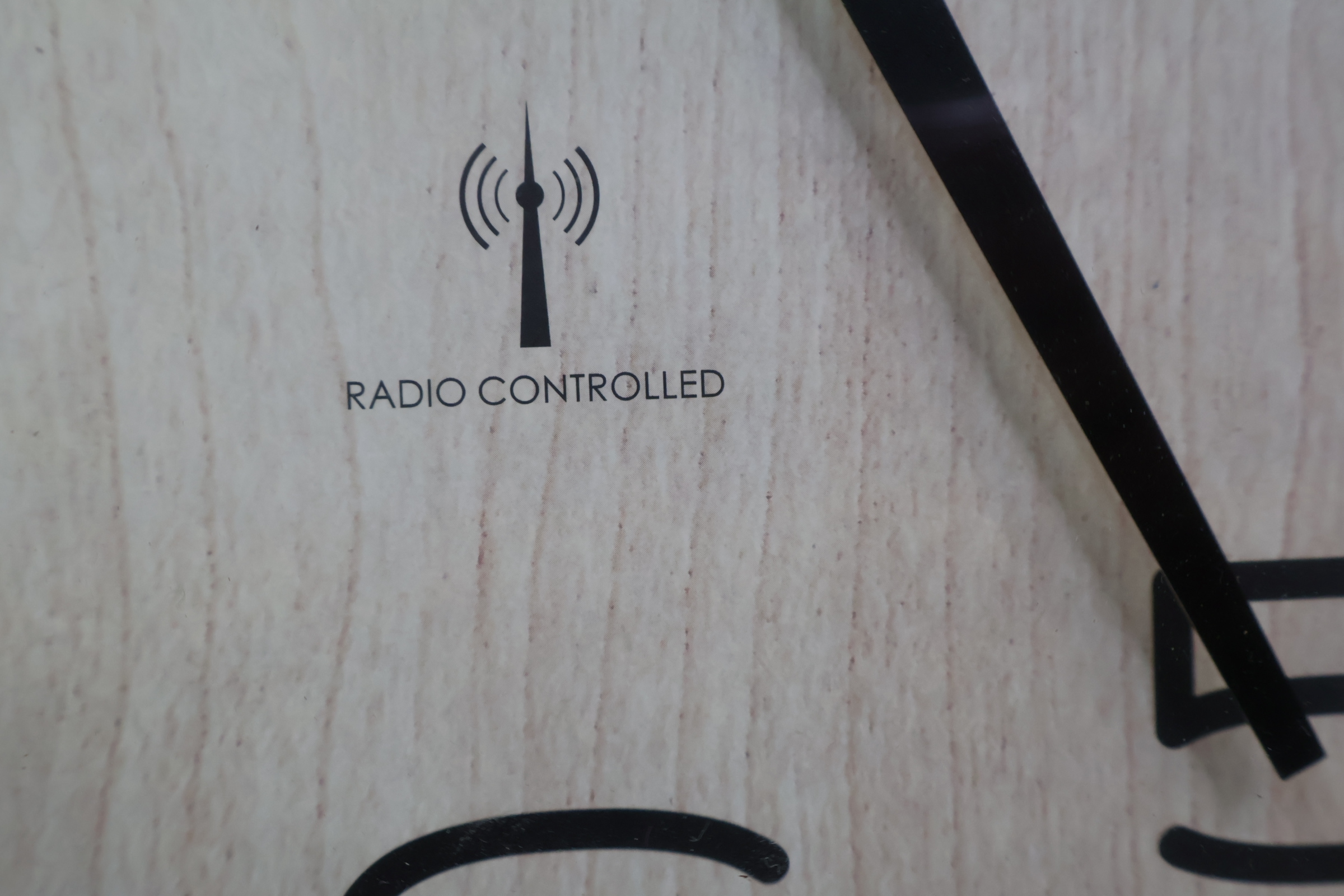 AMS radiogestuurde wandklok hout decor – foto 7 – kavel bij GSD Auctions, Zoeterwoude