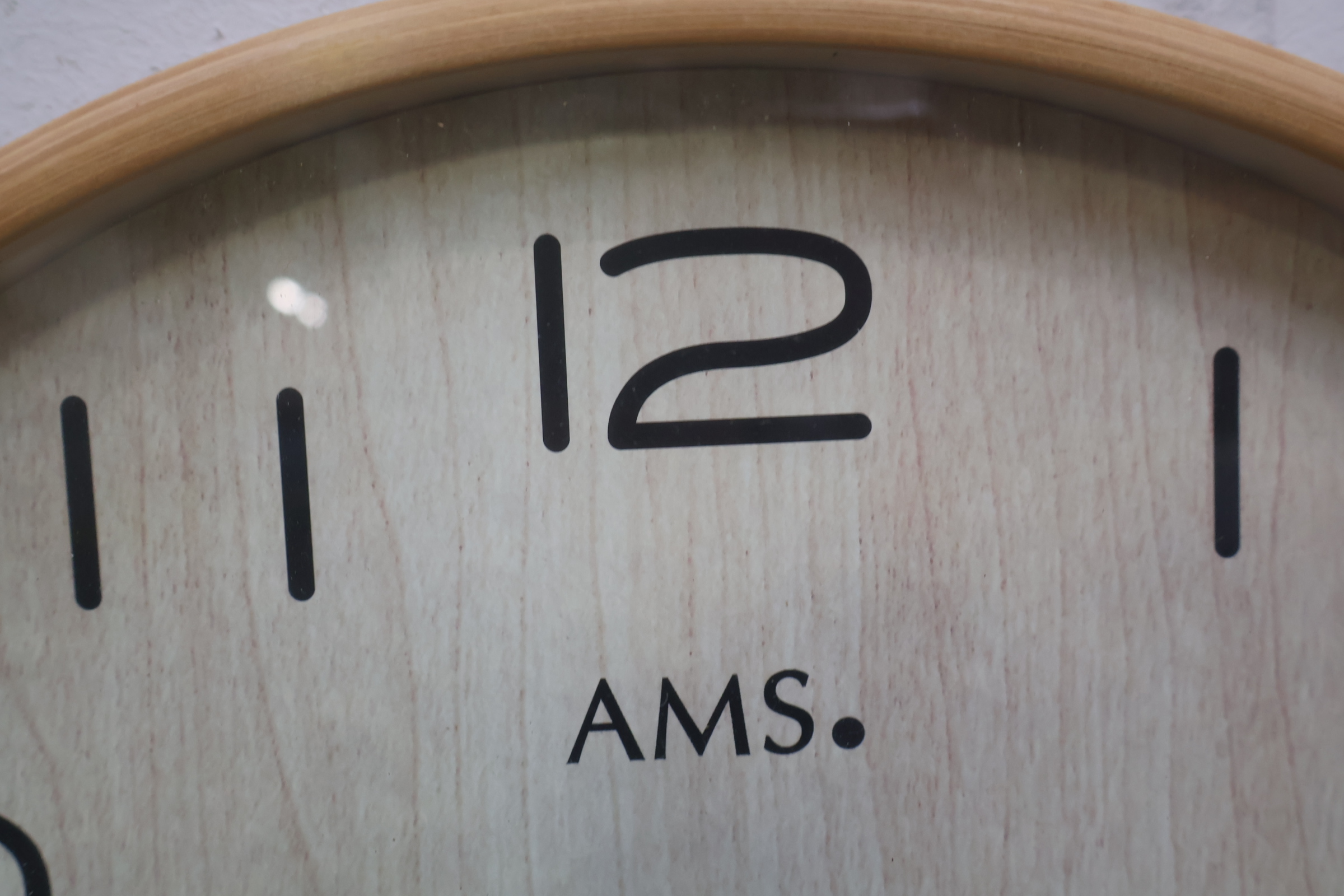 AMS radiogestuurde wandklok hout decor – foto 8 – kavel bij GSD Auctions, Zoeterwoude