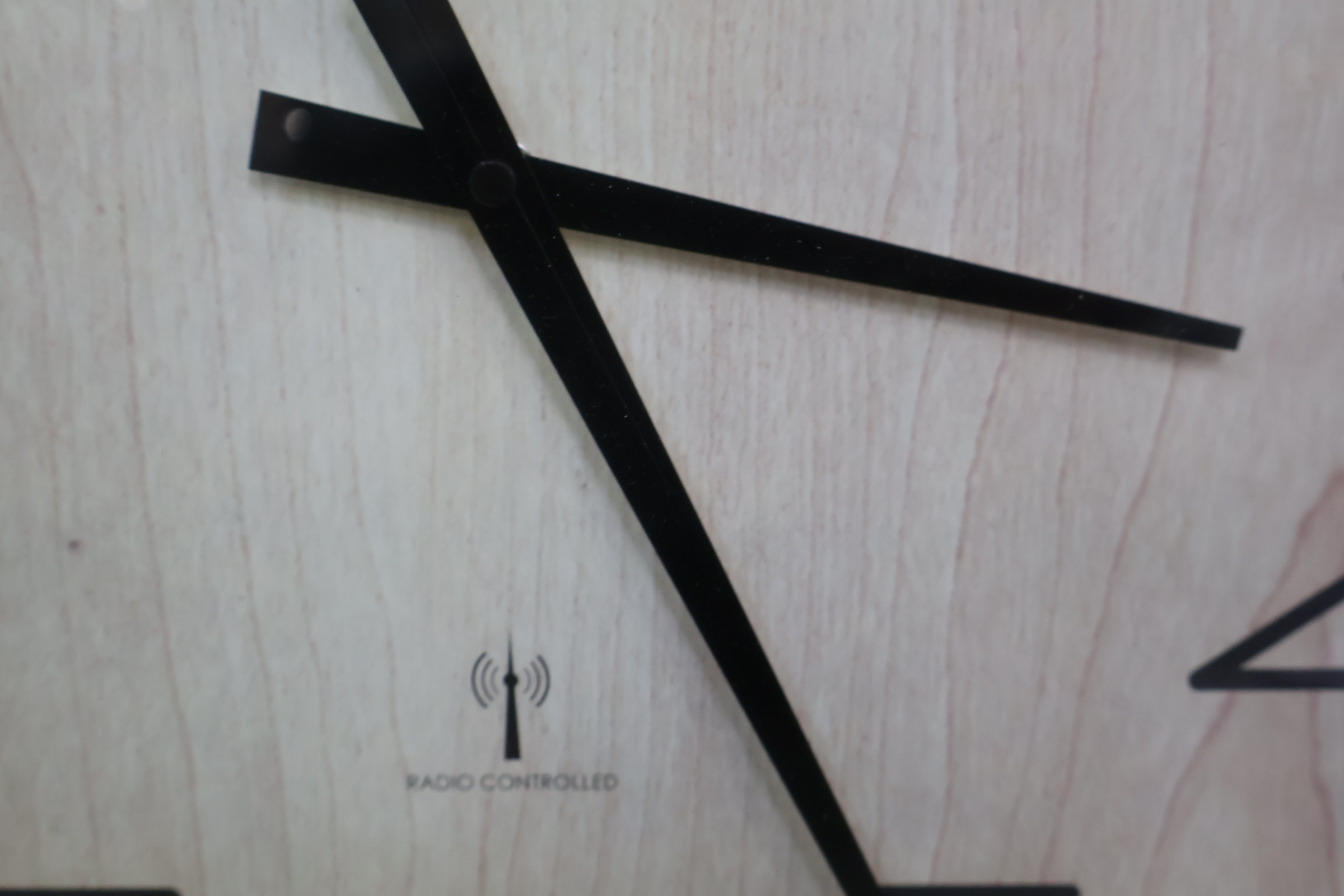 AMS radiogestuurde wandklok hout decor – foto 9 – kavel bij GSD Auctions, Zoeterwoude