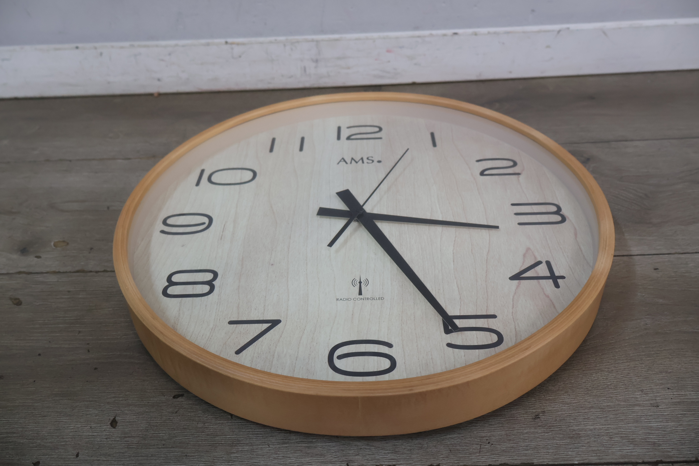 AMS radiogestuurde wandklok hout decor – foto 10 – kavel bij GSD Auctions, Zoeterwoude