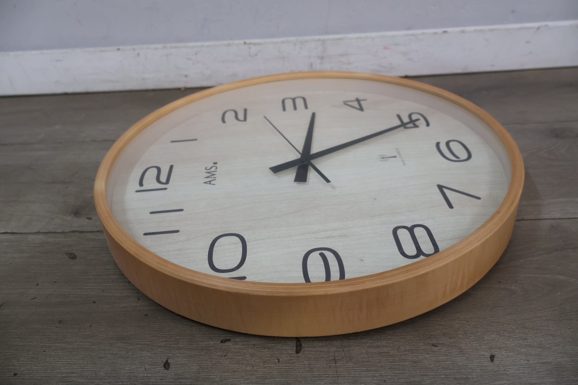 AMS radiogestuurde wandklok hout decor – foto 12 – kavel bij GSD Auctions, Zoeterwoude