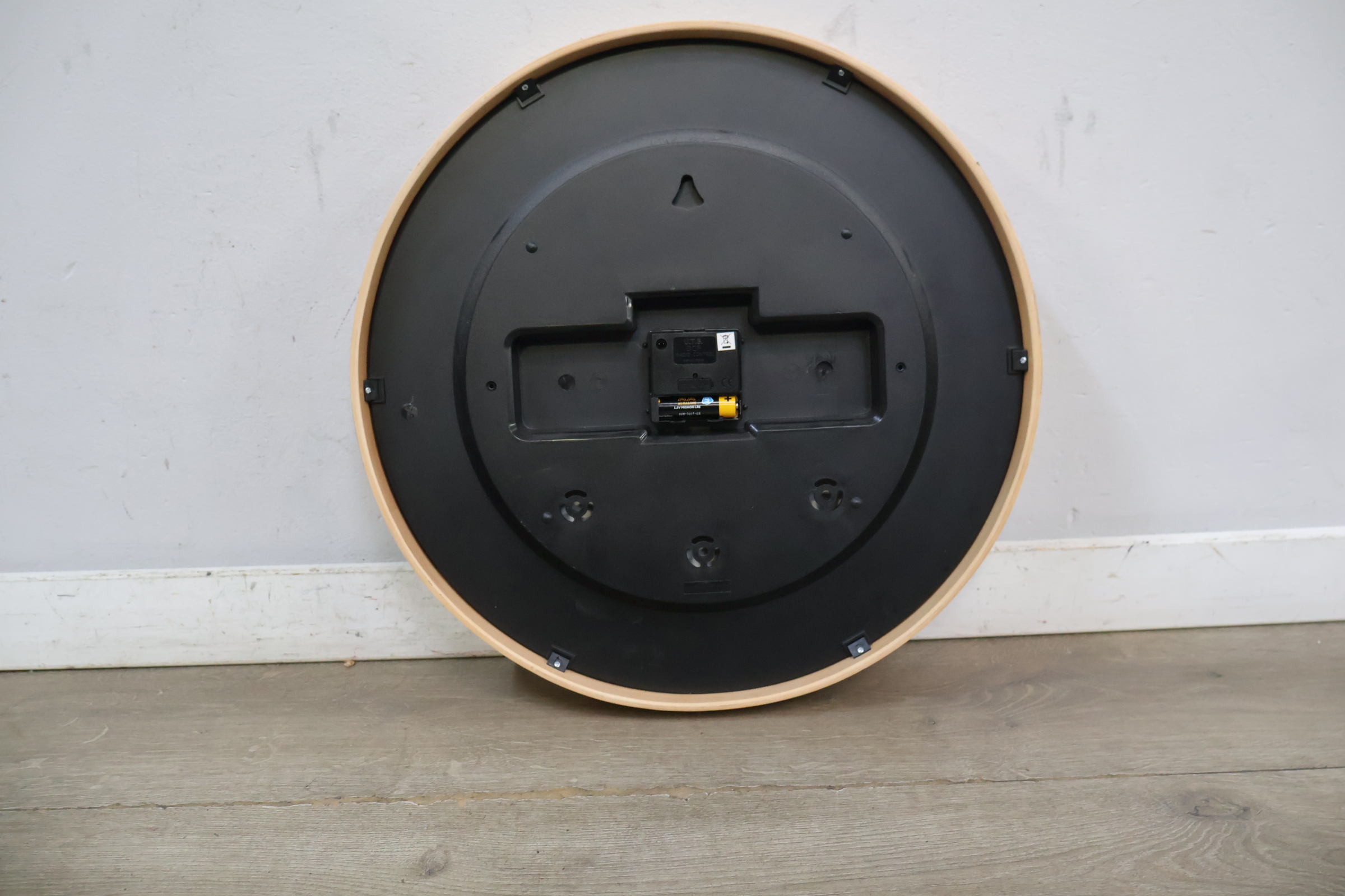 AMS radiogestuurde wandklok hout decor – foto 13 – kavel bij GSD Auctions, Zoeterwoude