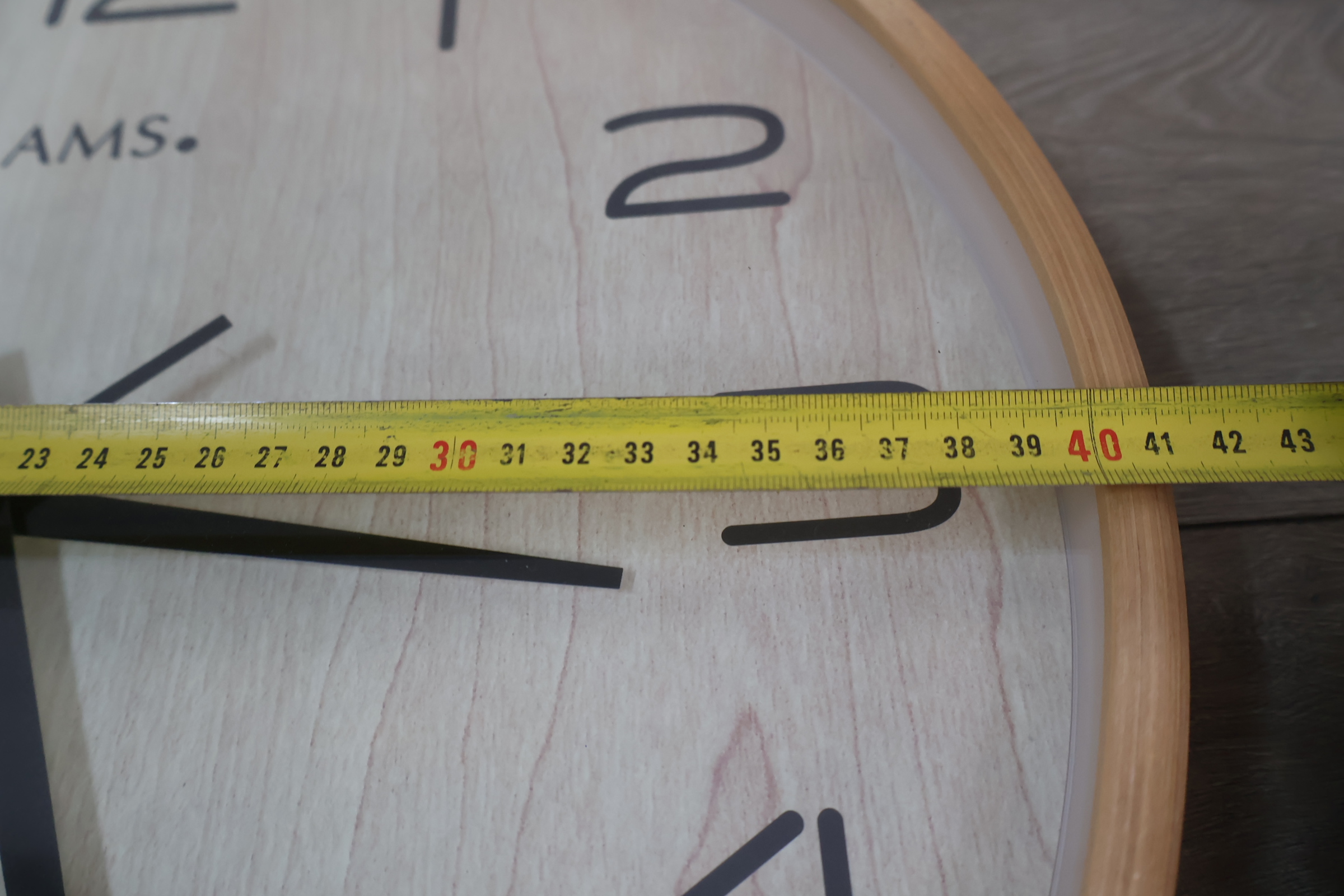 AMS radiogestuurde wandklok hout decor – foto 15 – kavel bij GSD Auctions, Zoeterwoude