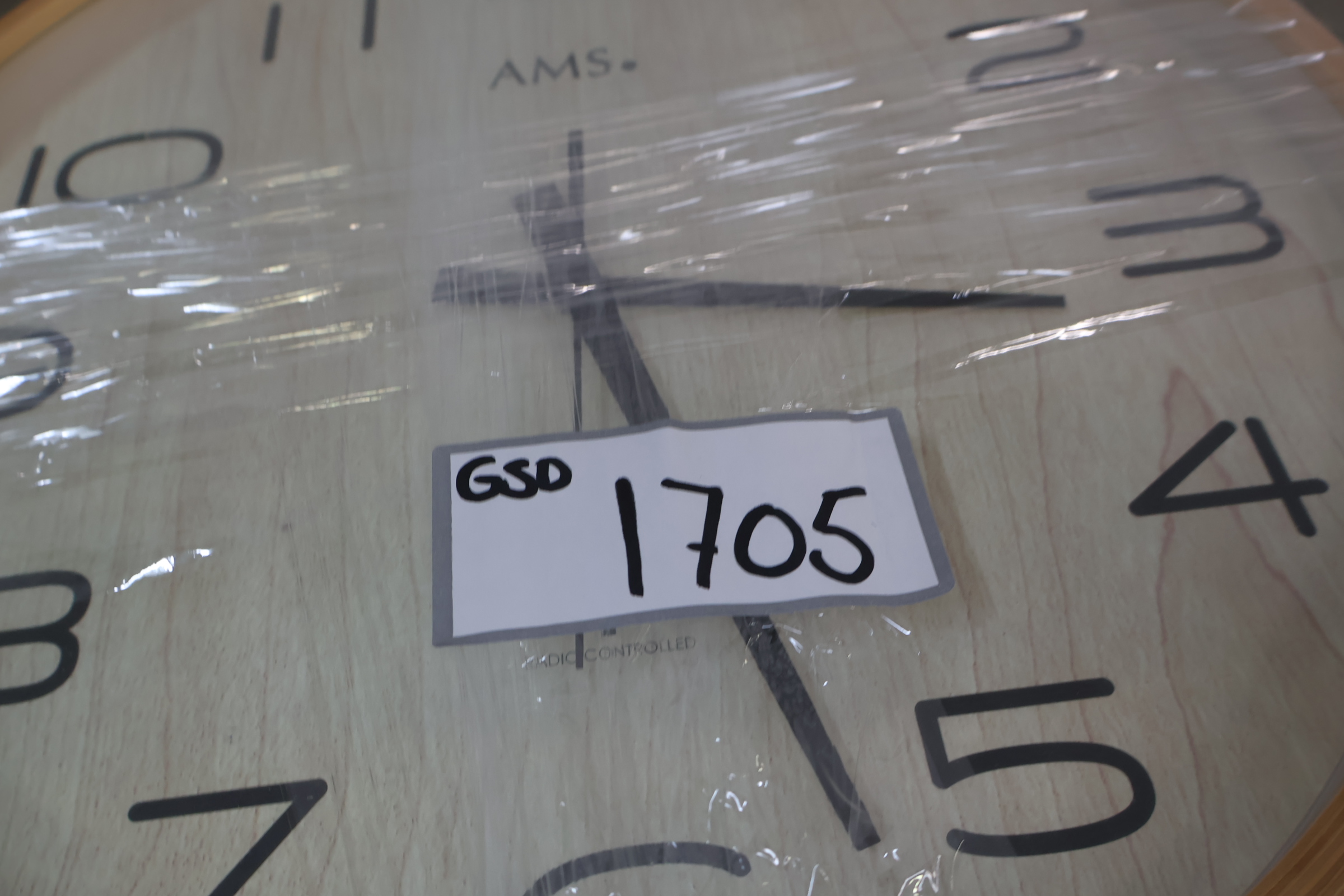 AMS radiogestuurde wandklok hout decor – foto 17 – kavel bij GSD Auctions, Zoeterwoude