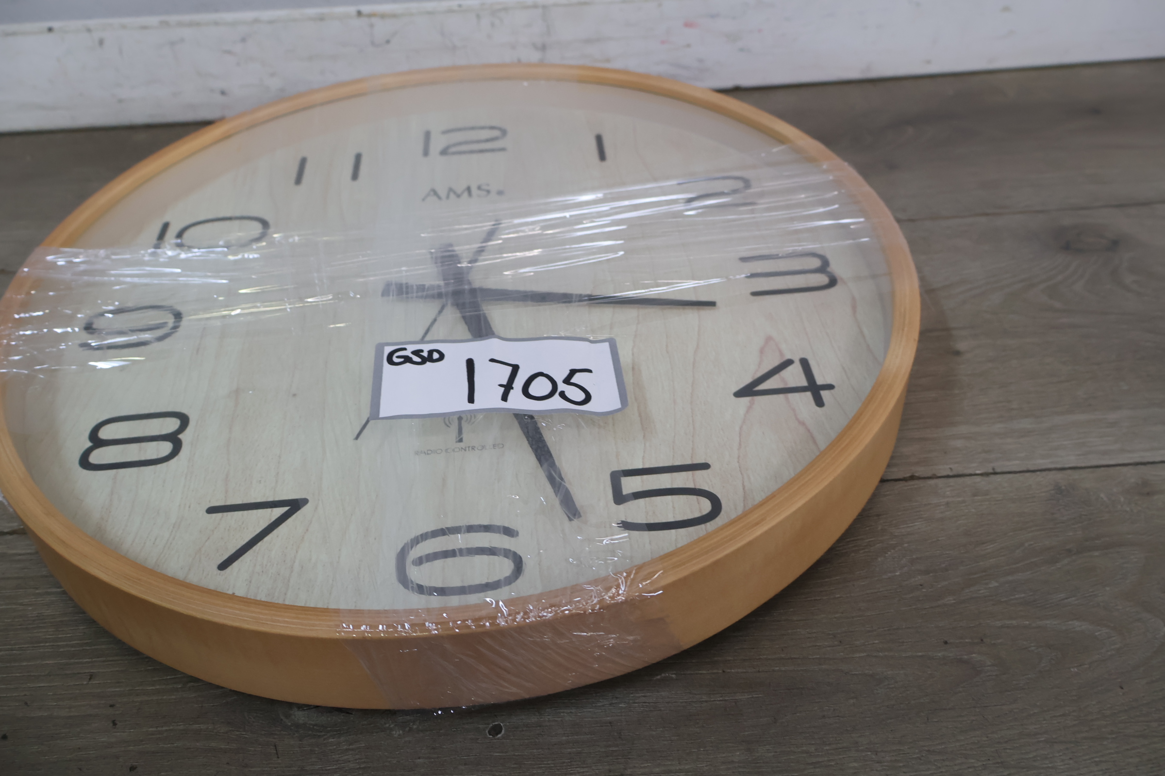 AMS radiogestuurde wandklok hout decor – foto 18 – kavel bij GSD Auctions, Zoeterwoude