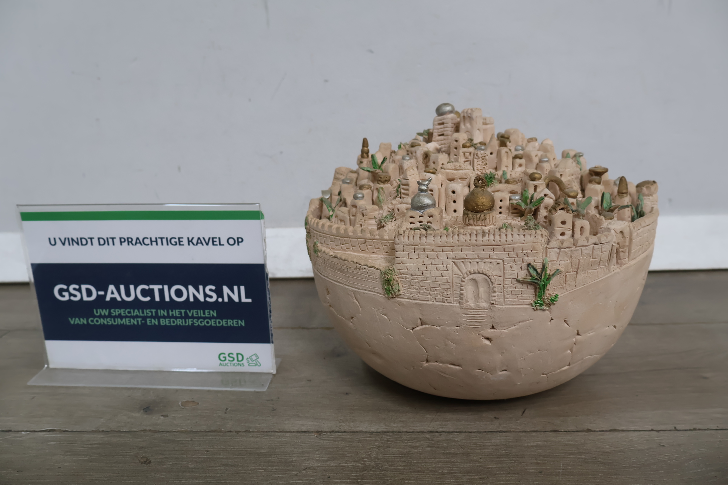 Beeldhouwwerk van een stadslandschap in aardewerk – foto 2 – kavel bij GSD Auctions, Zoeterwoude