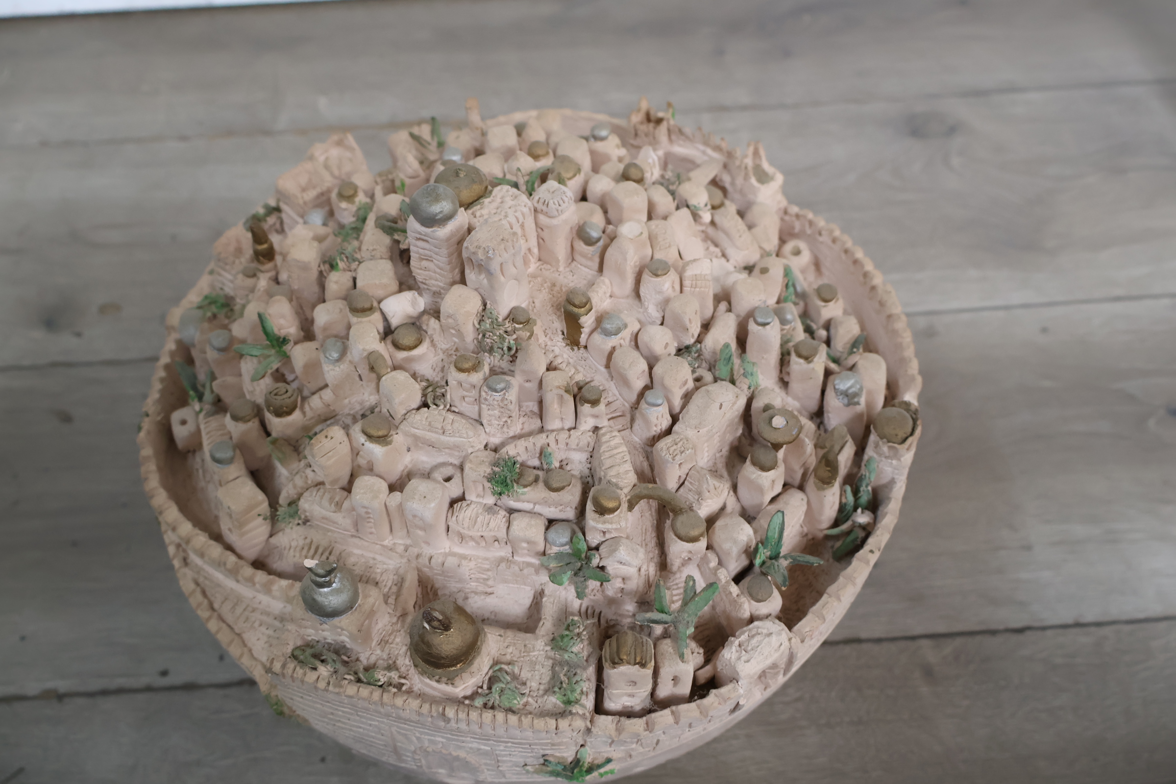Beeldhouwwerk van een stadslandschap in aardewerk – foto 5 – kavel bij GSD Auctions, Zoeterwoude