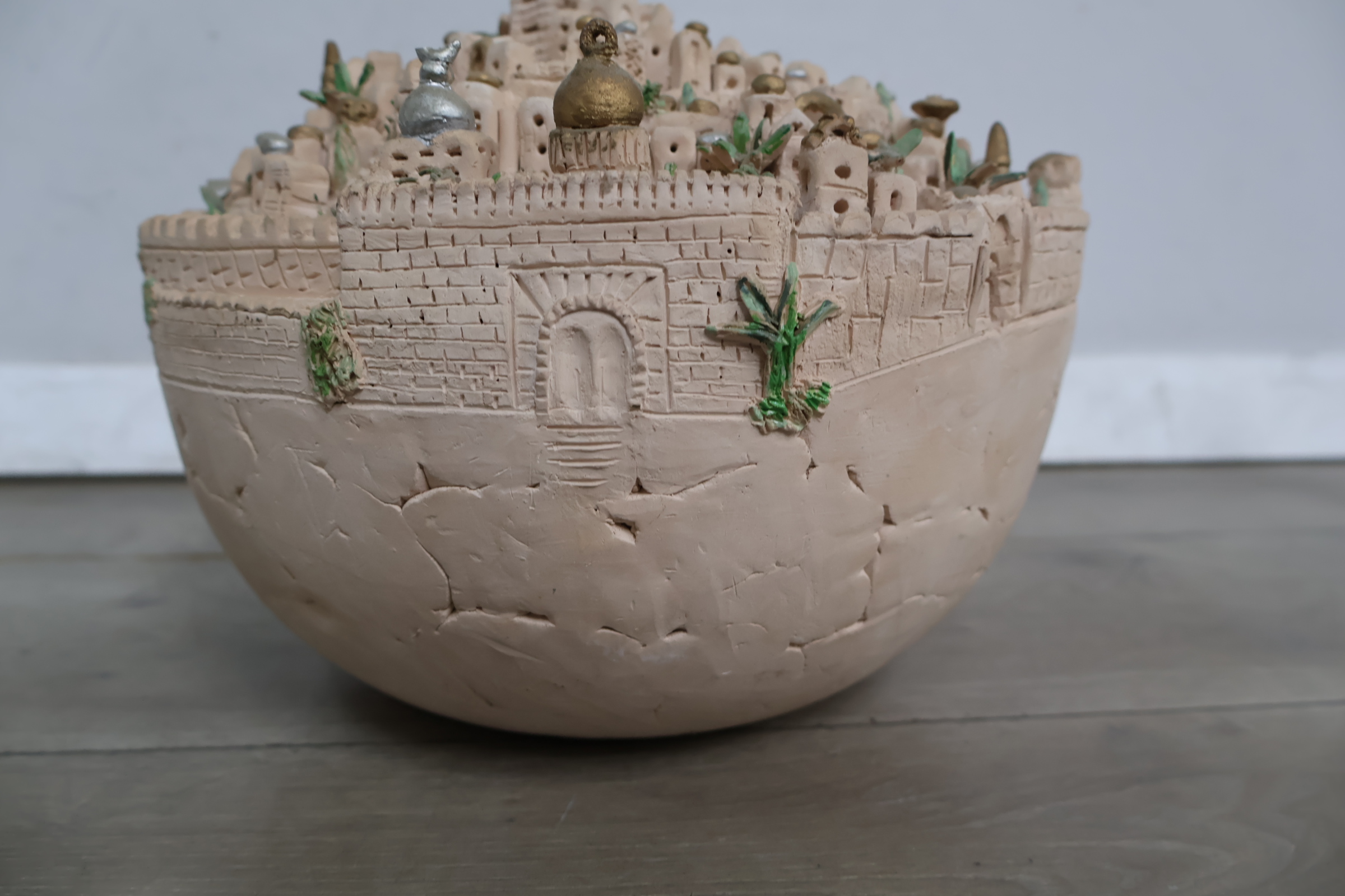 Beeldhouwwerk van een stadslandschap in aardewerk – foto 6 – kavel bij GSD Auctions, Zoeterwoude
