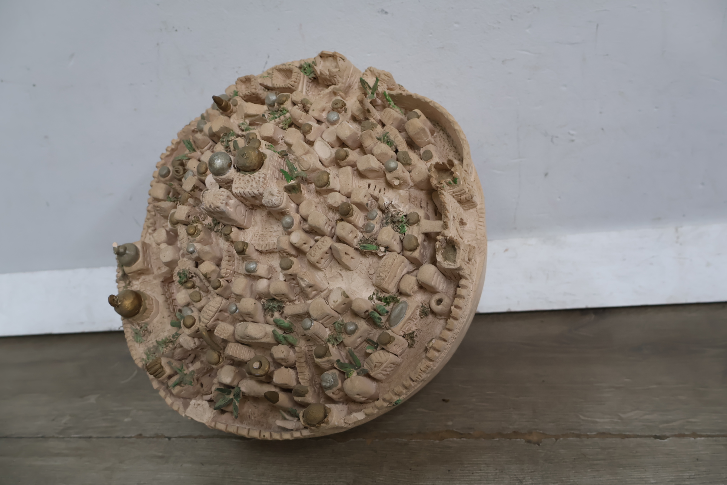 Beeldhouwwerk van een stadslandschap in aardewerk – foto 16 – kavel bij GSD Auctions, Zoeterwoude