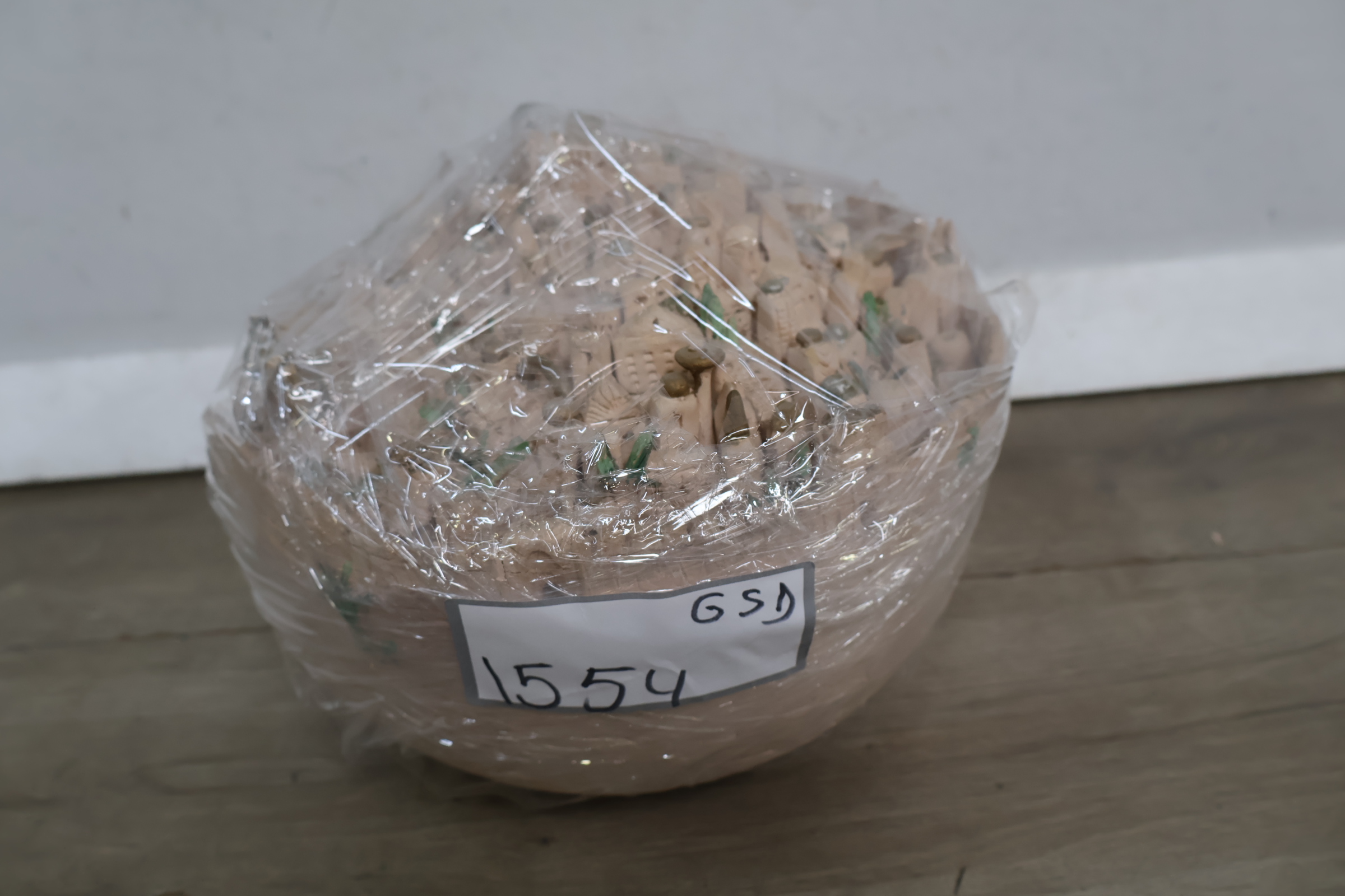 Beeldhouwwerk van een stadslandschap in aardewerk – foto 26 – kavel bij GSD Auctions, Zoeterwoude