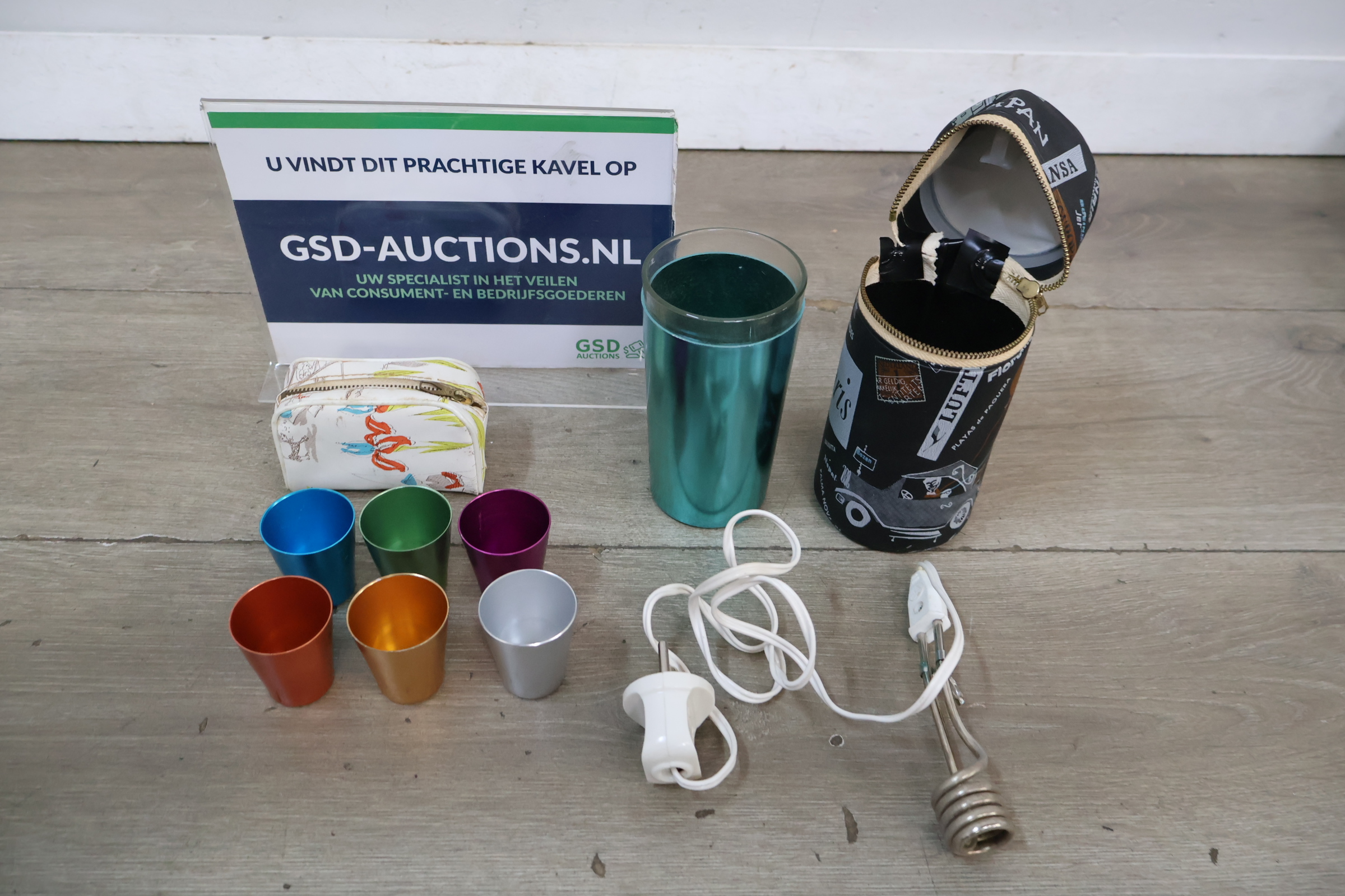 Elektrische warmwaterkoker met metalen bekers en reistas – foto 2 – kavel bij GSD Auctions, Zoeterwoude