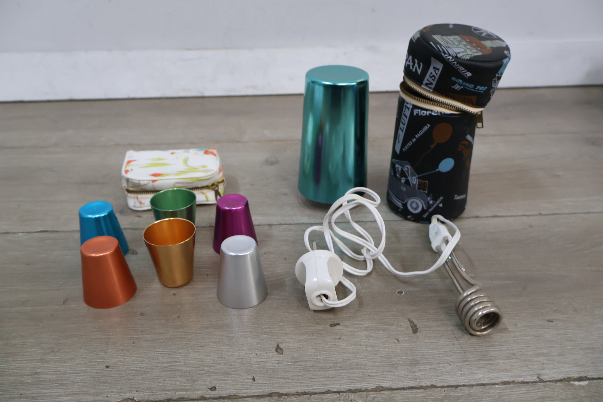 Elektrische warmwaterkoker met metalen bekers en reistas – foto 4 – kavel bij GSD Auctions, Zoeterwoude